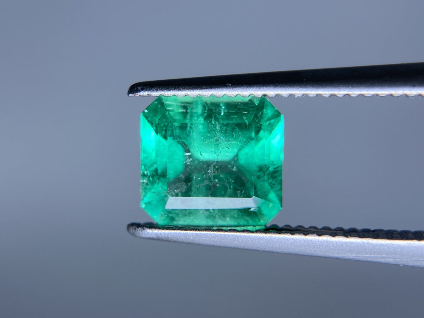 エメラルド 1.012ct 中央宝石ソーティング付き 6.79㎜×6.21㎜×3.80㎜ ルース（ 裸石 ） 3740S