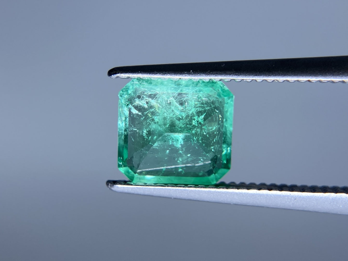 エメラルド 1.012ct 中央宝石ソーティング付き 6.79㎜×6.21㎜×3.80㎜ ルース（ 裸石 ） 3740S