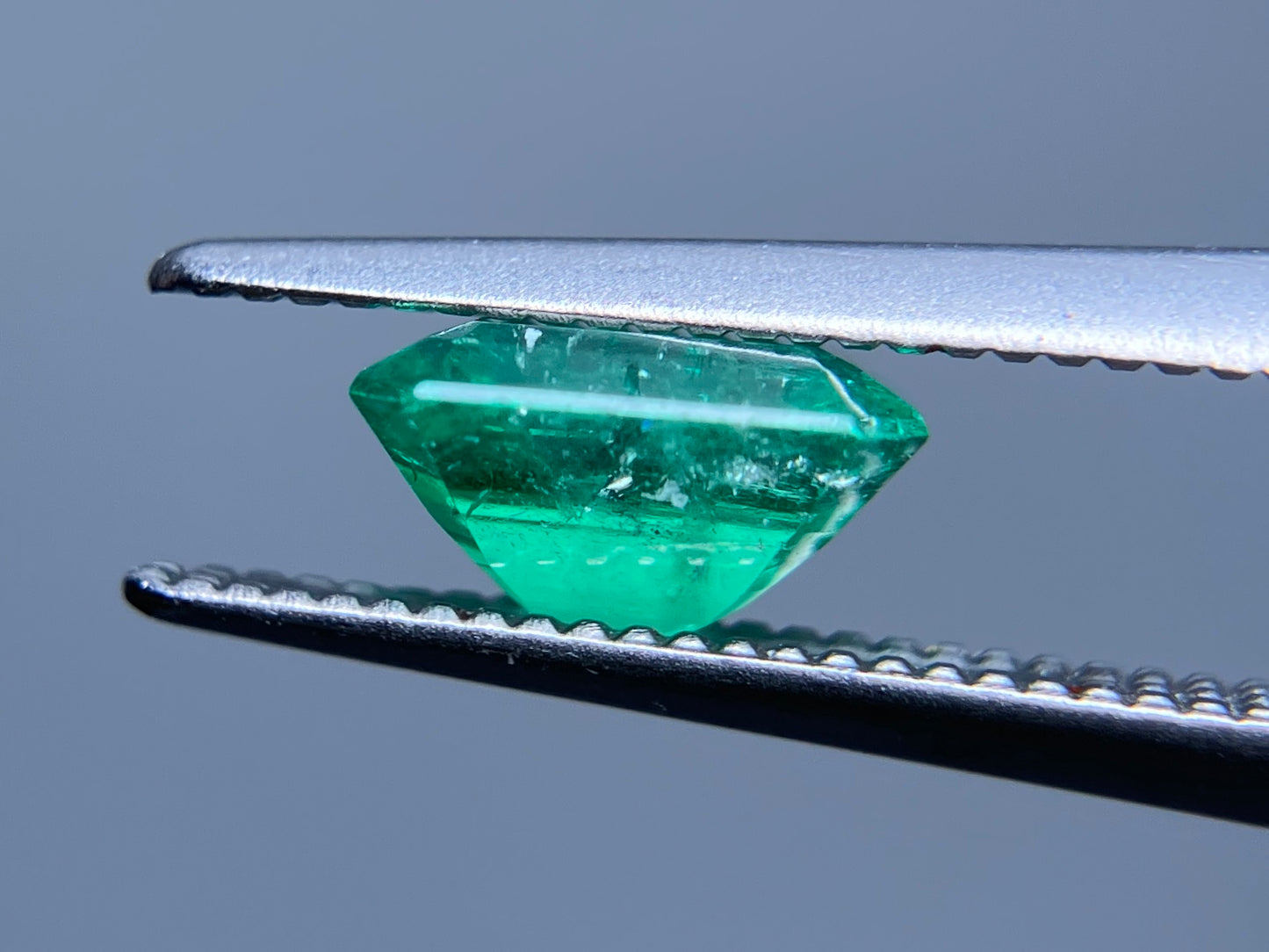 エメラルド 1.012ct 中央宝石ソーティング付き 6.79㎜×6.21㎜×3.80㎜ ルース（ 裸石 ） 3740S