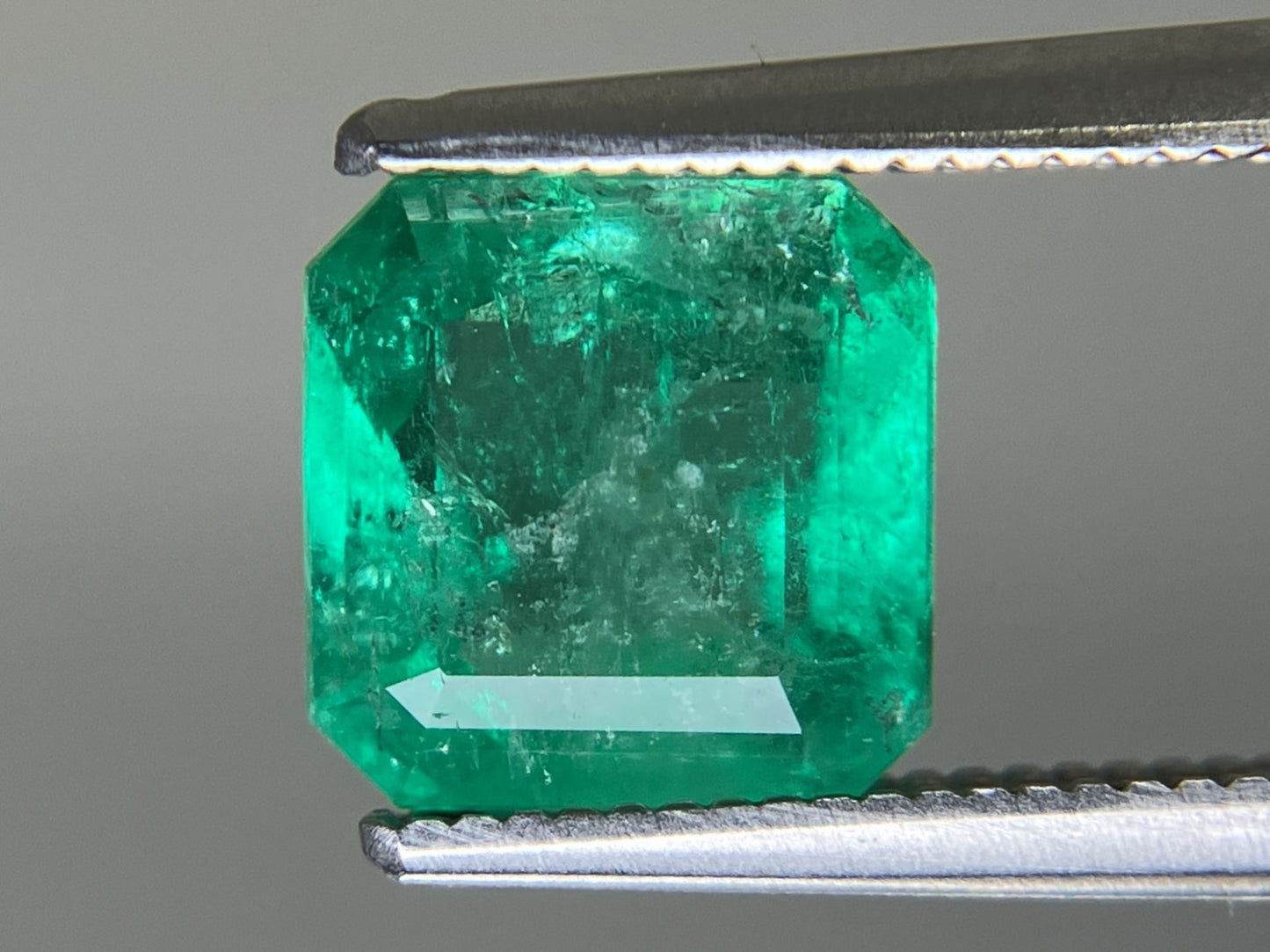 エメラルド 天然 1.932ct 中央宝石ソーティング付き 7.65㎜×7.54㎜×4.84㎜ 天然 ルース（ 裸石 ） 5487YY