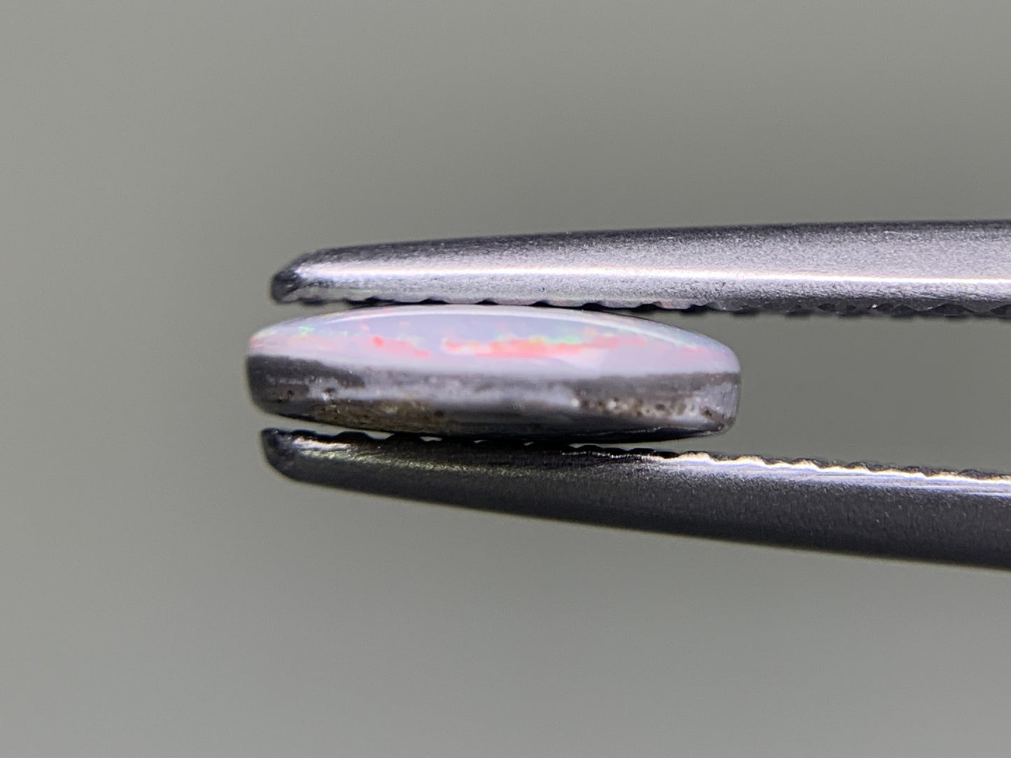 ブラックオパール 0.744ct 宝石ソーティング付き  8.0㎜×6.3㎜×2.1㎜  ルース（ 裸石 ） 3942Y