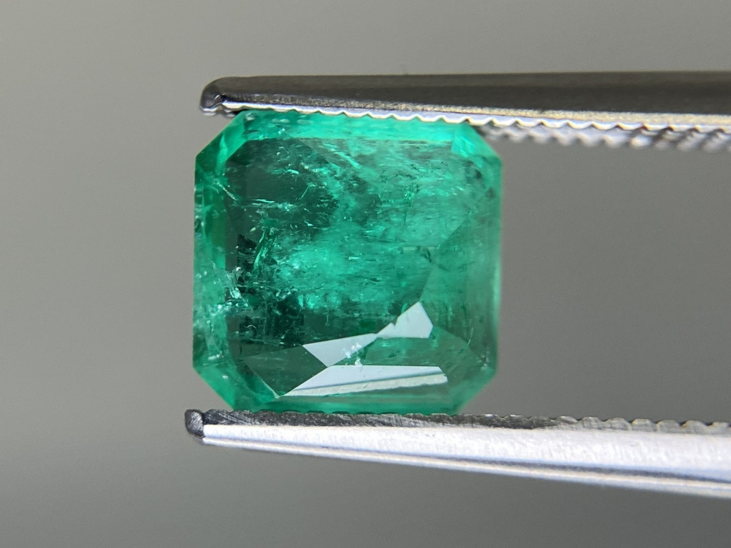 エメラルド 天然 1.932ct 中央宝石ソーティング付き 7.65㎜×7.54㎜×4.84㎜ 天然 ルース（ 裸石 ） 5487YY