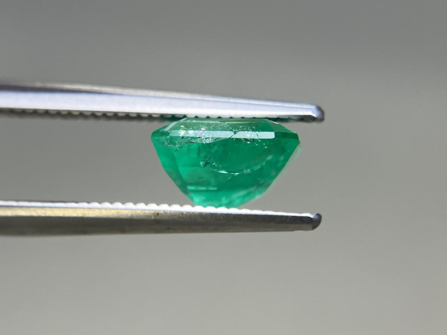 エメラルド 天然 1.932ct 中央宝石ソーティング付き 7.65㎜×7.54㎜×4.84㎜ 天然 ルース（ 裸石 ） 5487YY