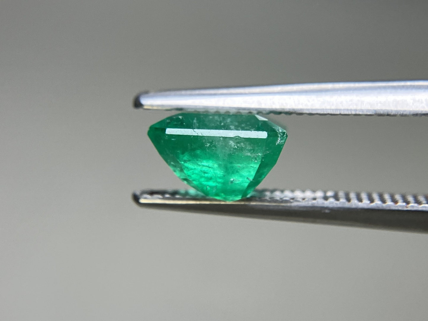 エメラルド 天然 1.932ct 中央宝石ソーティング付き 7.65㎜×7.54㎜×4.84㎜ 天然 ルース（ 裸石 ） 5487YY