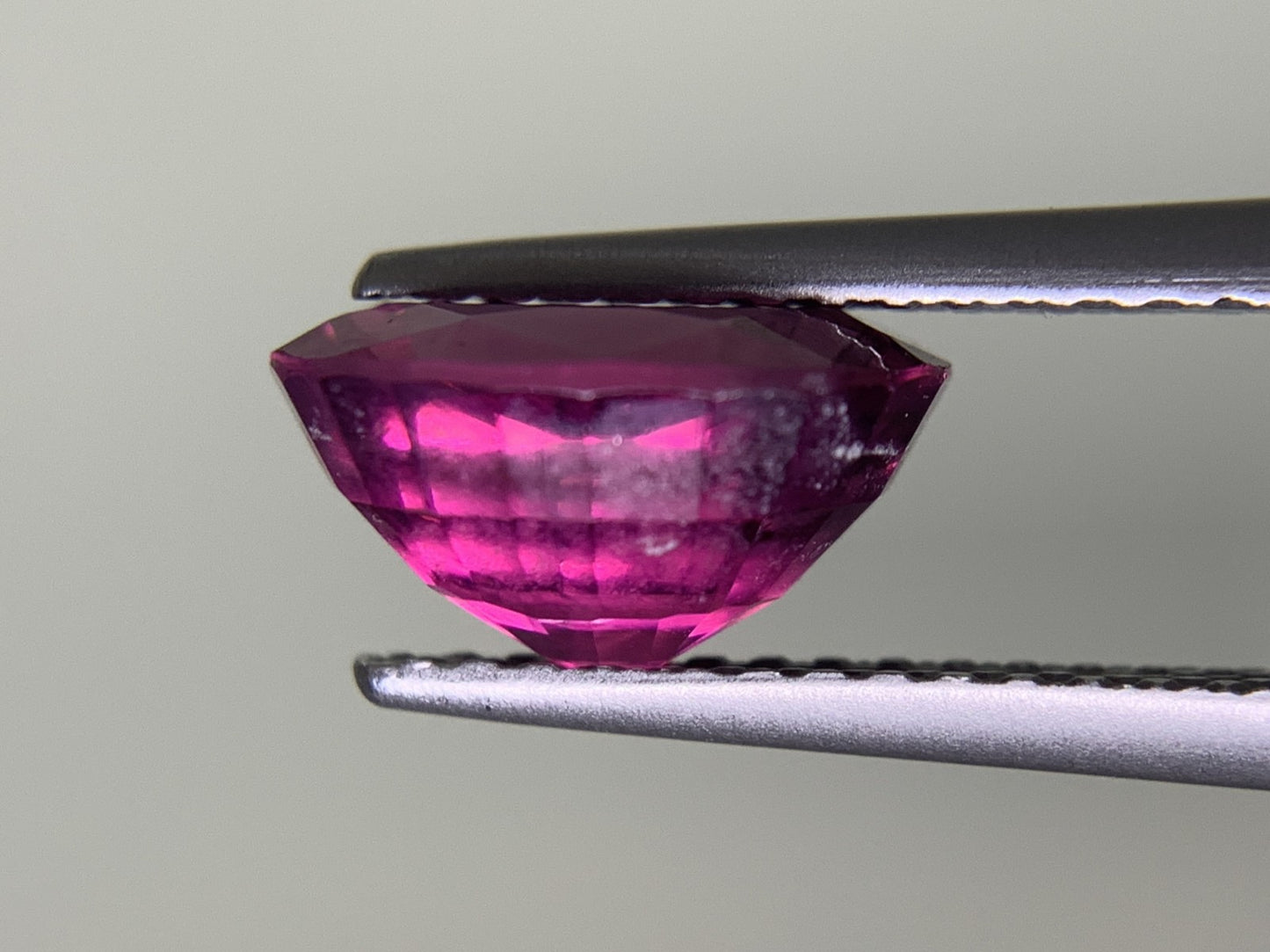 ロードライトガーネット 2.532ct 宝石ソーティング付き  9.2㎜×6.6㎜×5.0㎜  ルース（ 裸石 ） 3254Y