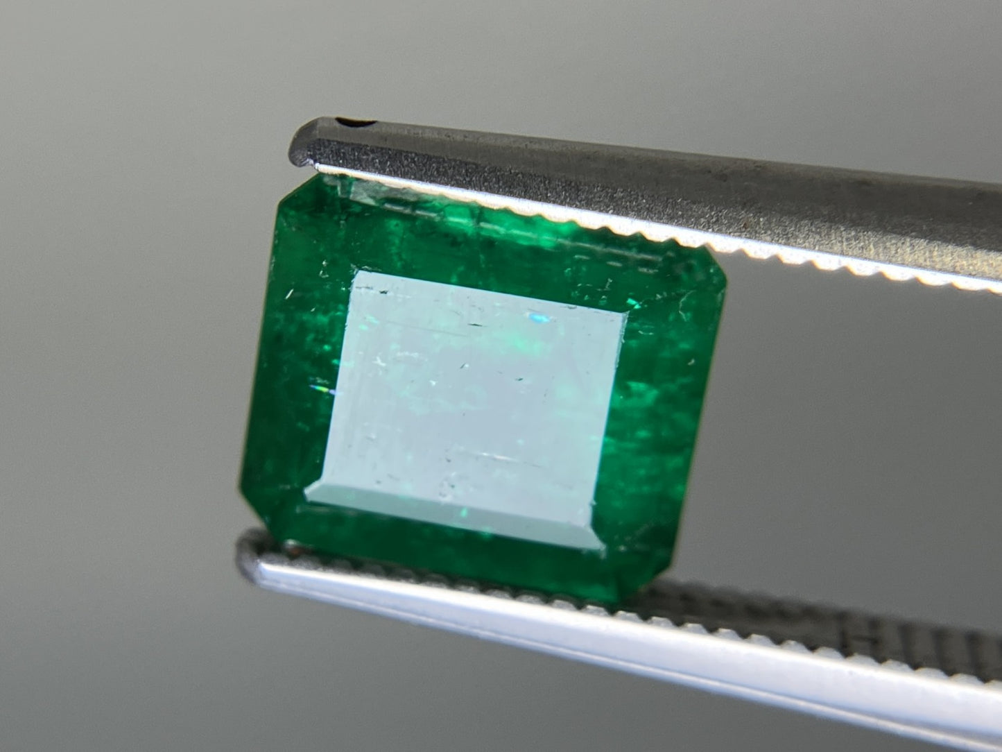 エメラルド  天然  1.993ct  中央宝石ソーティング付き  8.32㎜×7.34㎜×4.84㎜   天然 ルース（ 裸石 ） 5467YY