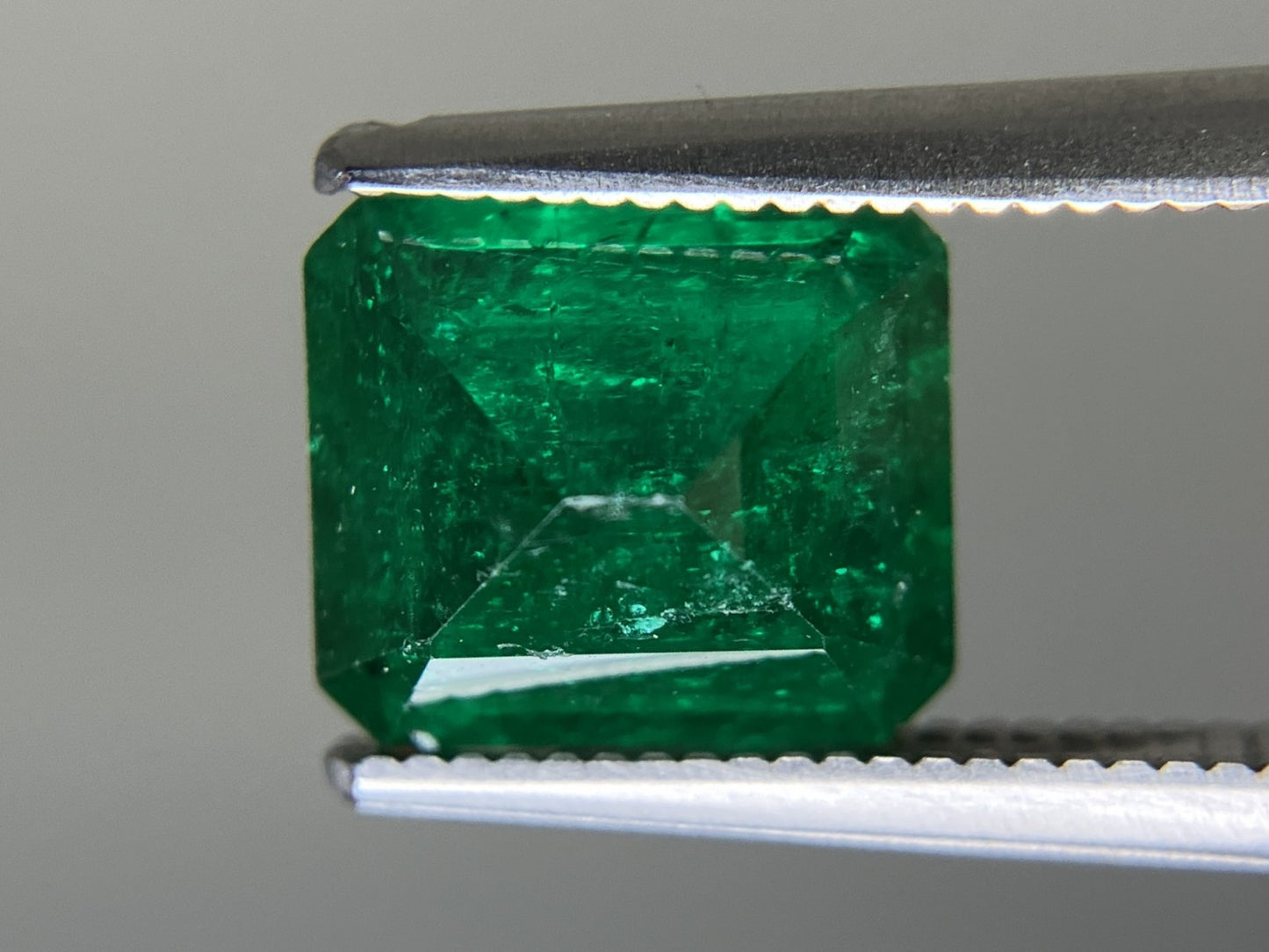 エメラルド  天然  1.993ct  中央宝石ソーティング付き  8.32㎜×7.34㎜×4.84㎜   天然 ルース（ 裸石 ） 5467YY