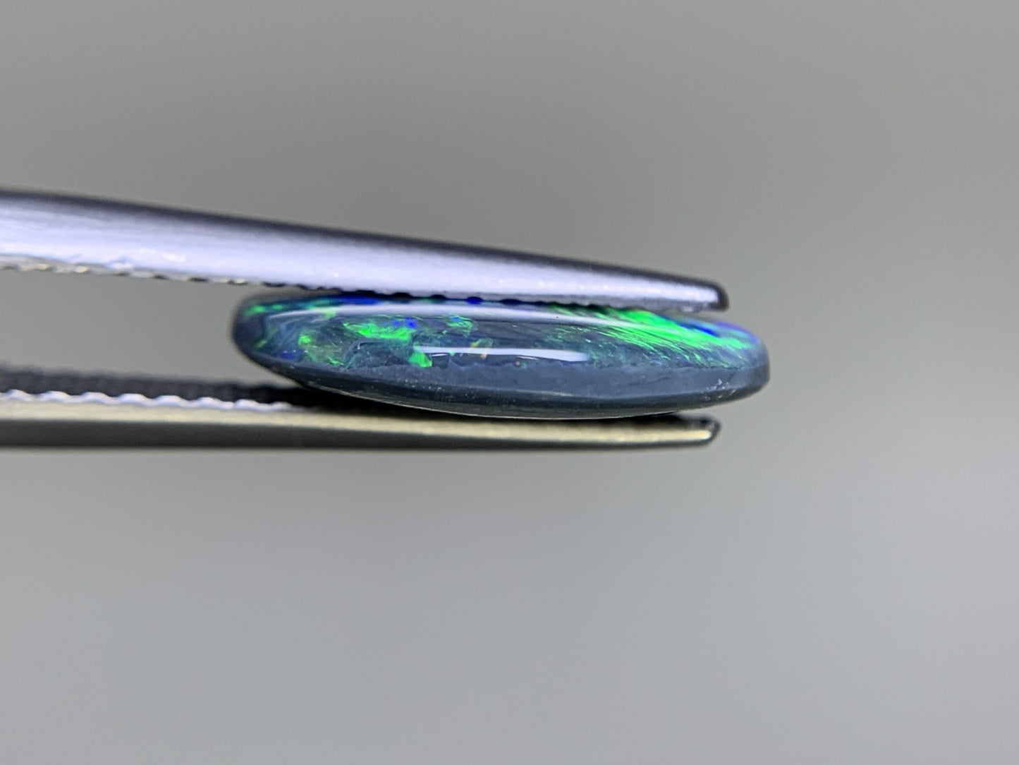 ブラックオパール 1.980ct  宝石ソーティング付き  12.7㎜×9.4㎜×2.6㎜ ルース（ 裸石 ） 2195Y