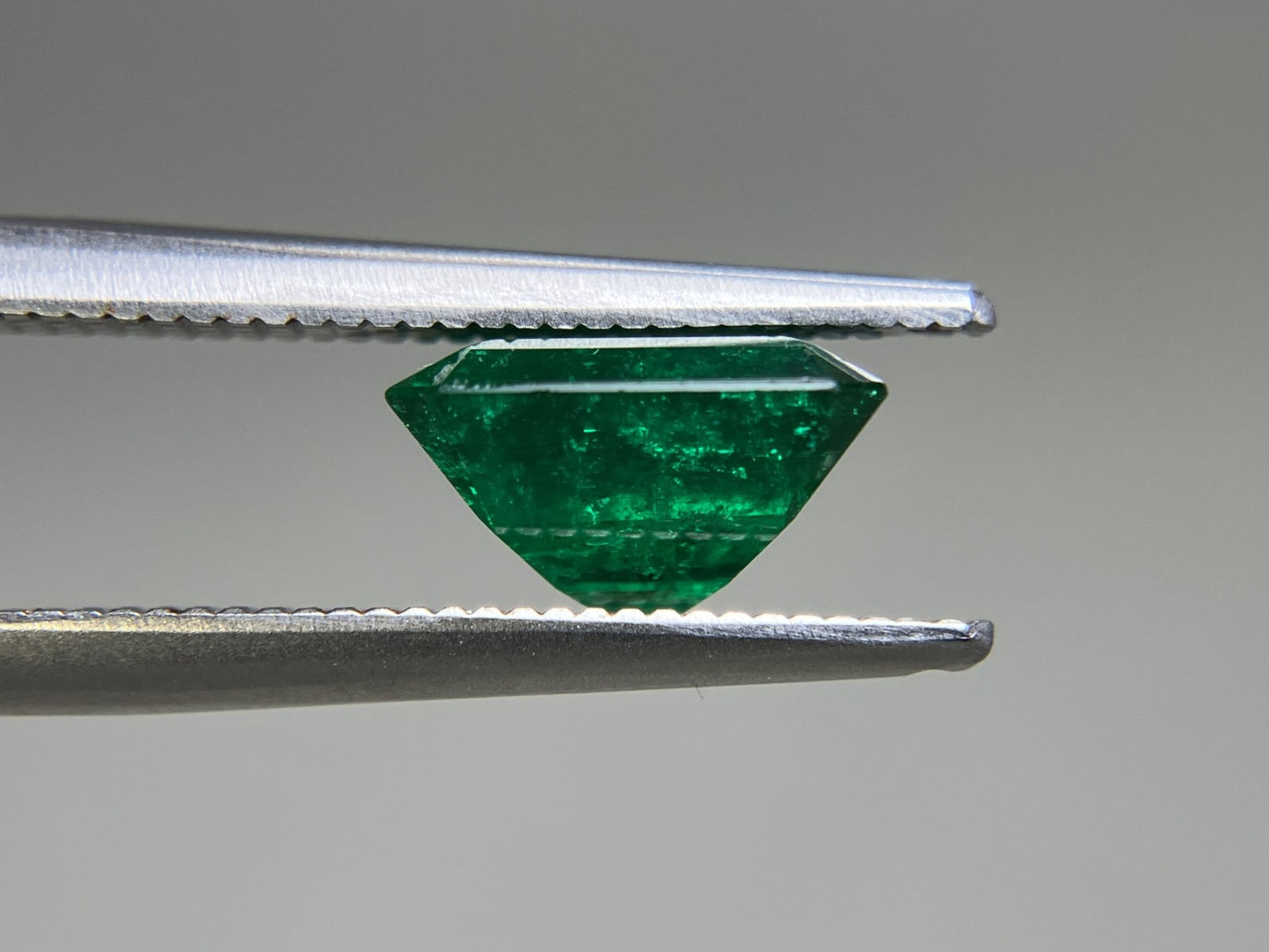 エメラルド  天然  1.993ct  中央宝石ソーティング付き  8.32㎜×7.34㎜×4.84㎜   天然 ルース（ 裸石 ） 5467YY