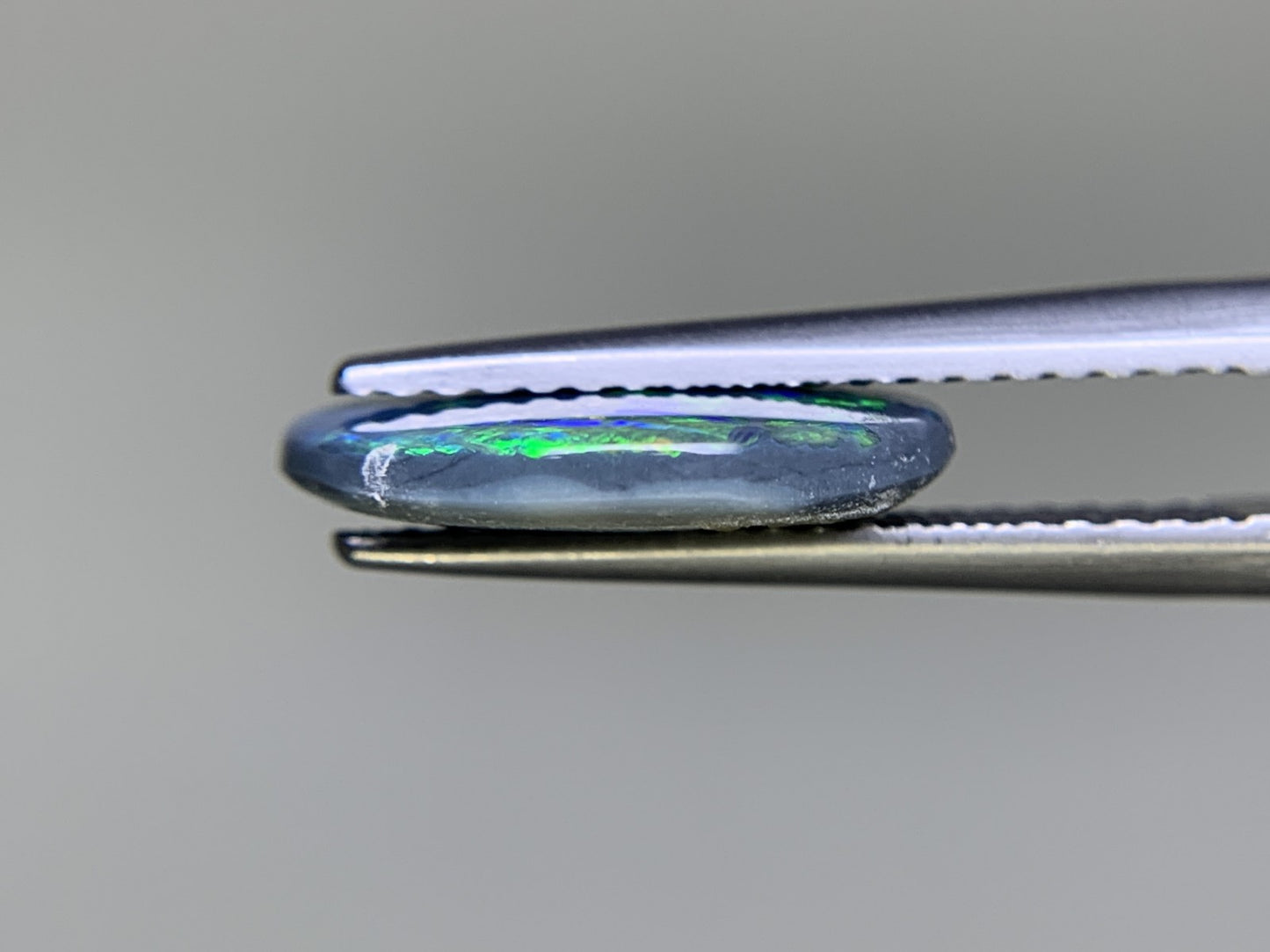 ブラックオパール 1.980ct  宝石ソーティング付き  12.7㎜×9.4㎜×2.6㎜ ルース（ 裸石 ） 2195Y