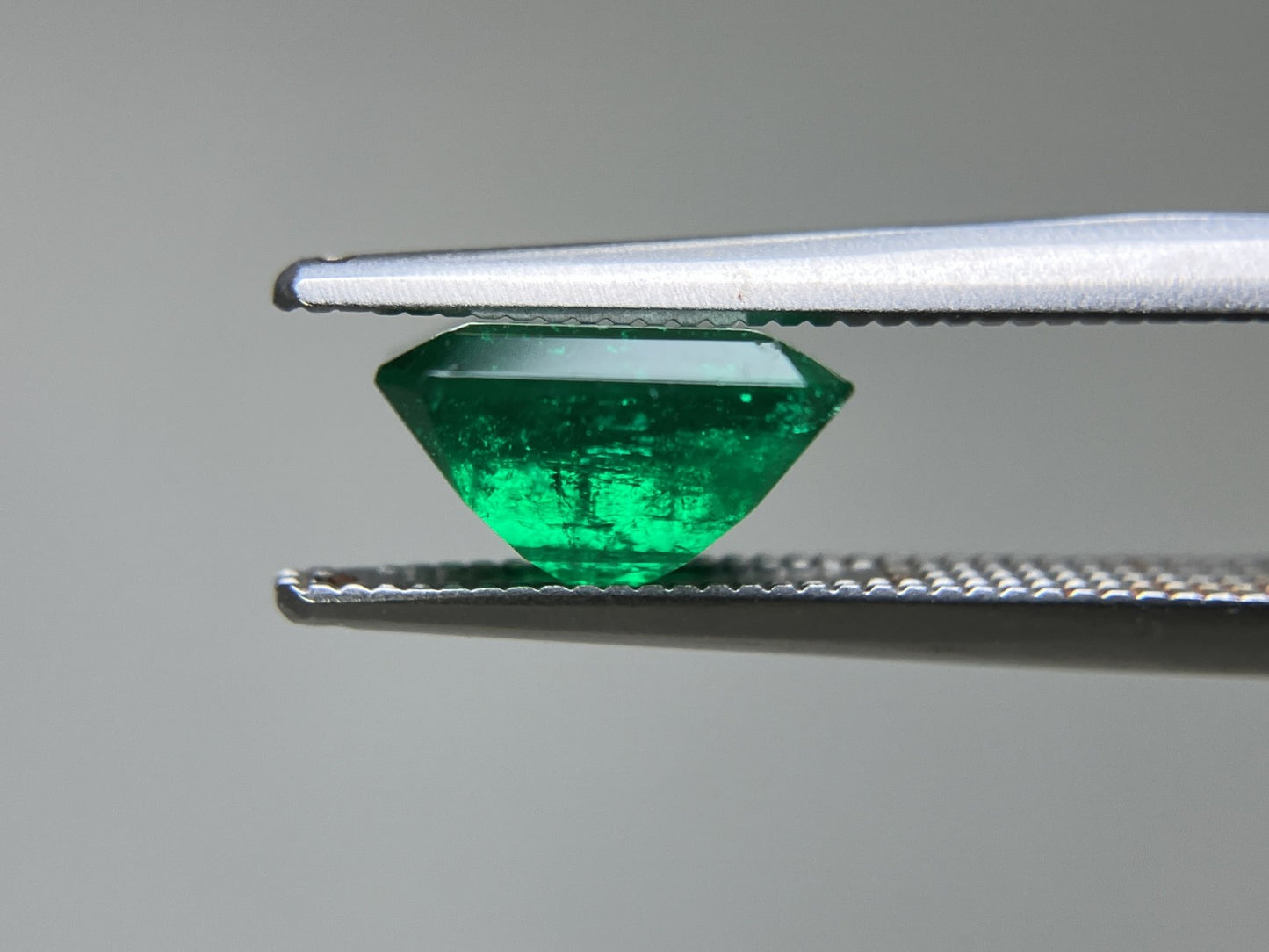 エメラルド  天然  1.993ct  中央宝石ソーティング付き  8.32㎜×7.34㎜×4.84㎜   天然 ルース（ 裸石 ） 5467YY