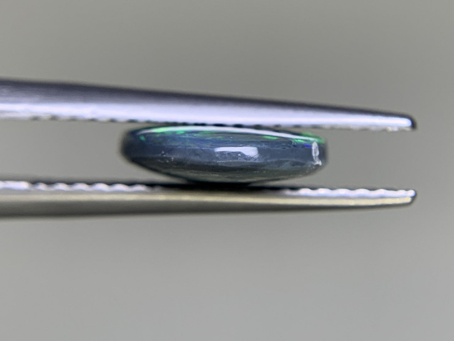 ブラックオパール 1.980ct  宝石ソーティング付き  12.7㎜×9.4㎜×2.6㎜ ルース（ 裸石 ） 2195Y