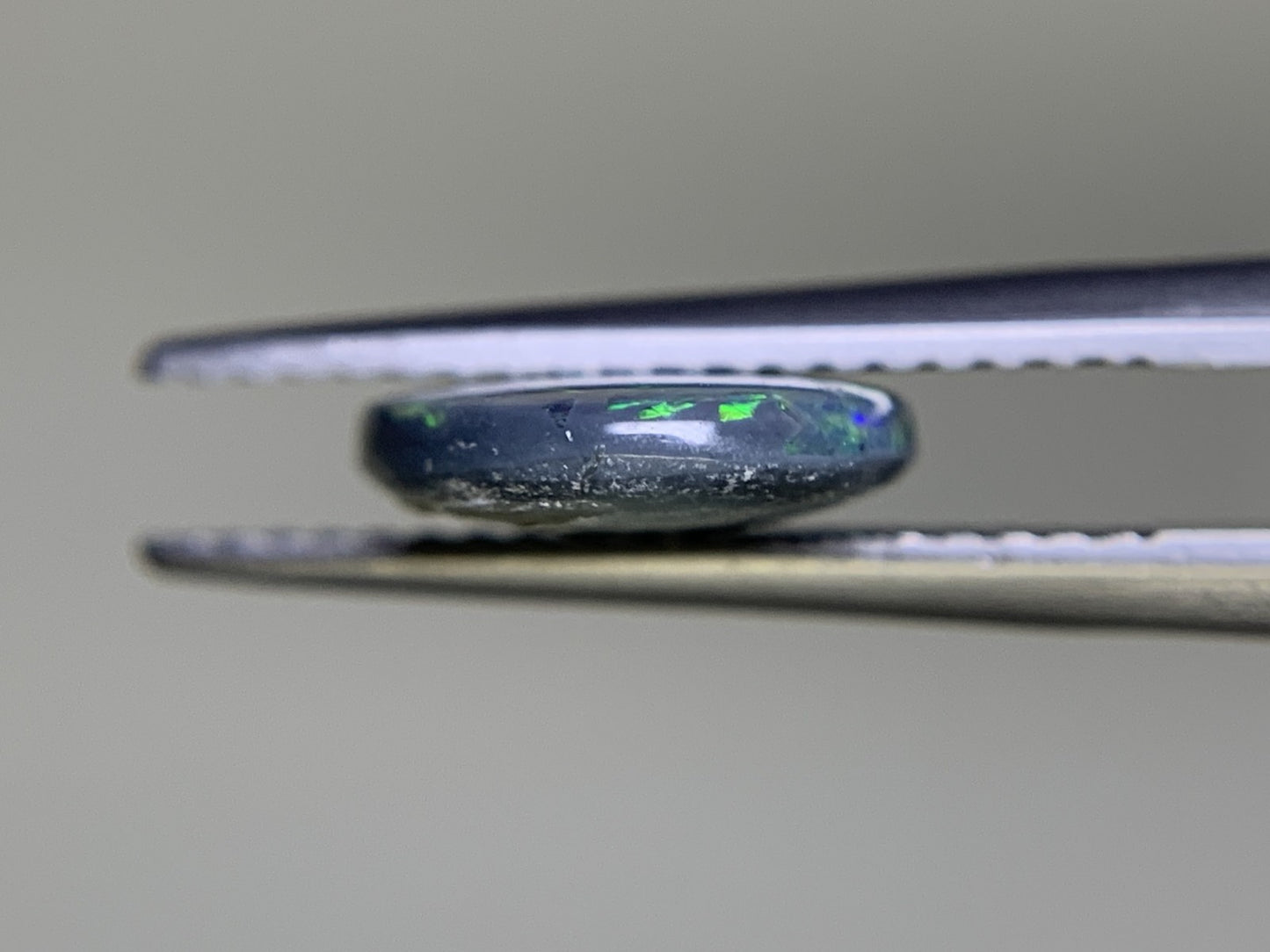 ブラックオパール 1.980ct  宝石ソーティング付き  12.7㎜×9.4㎜×2.6㎜ ルース（ 裸石 ） 2195Y