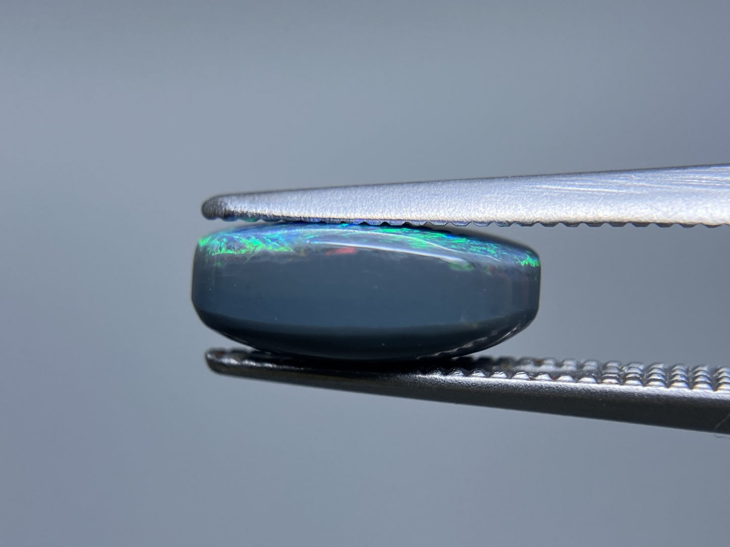 ブラックオパール 1.696ct 中央宝石ソーティング付き 10.0㎜×6.2㎜×4.0㎜ ルース（ 裸石 ） 3645S