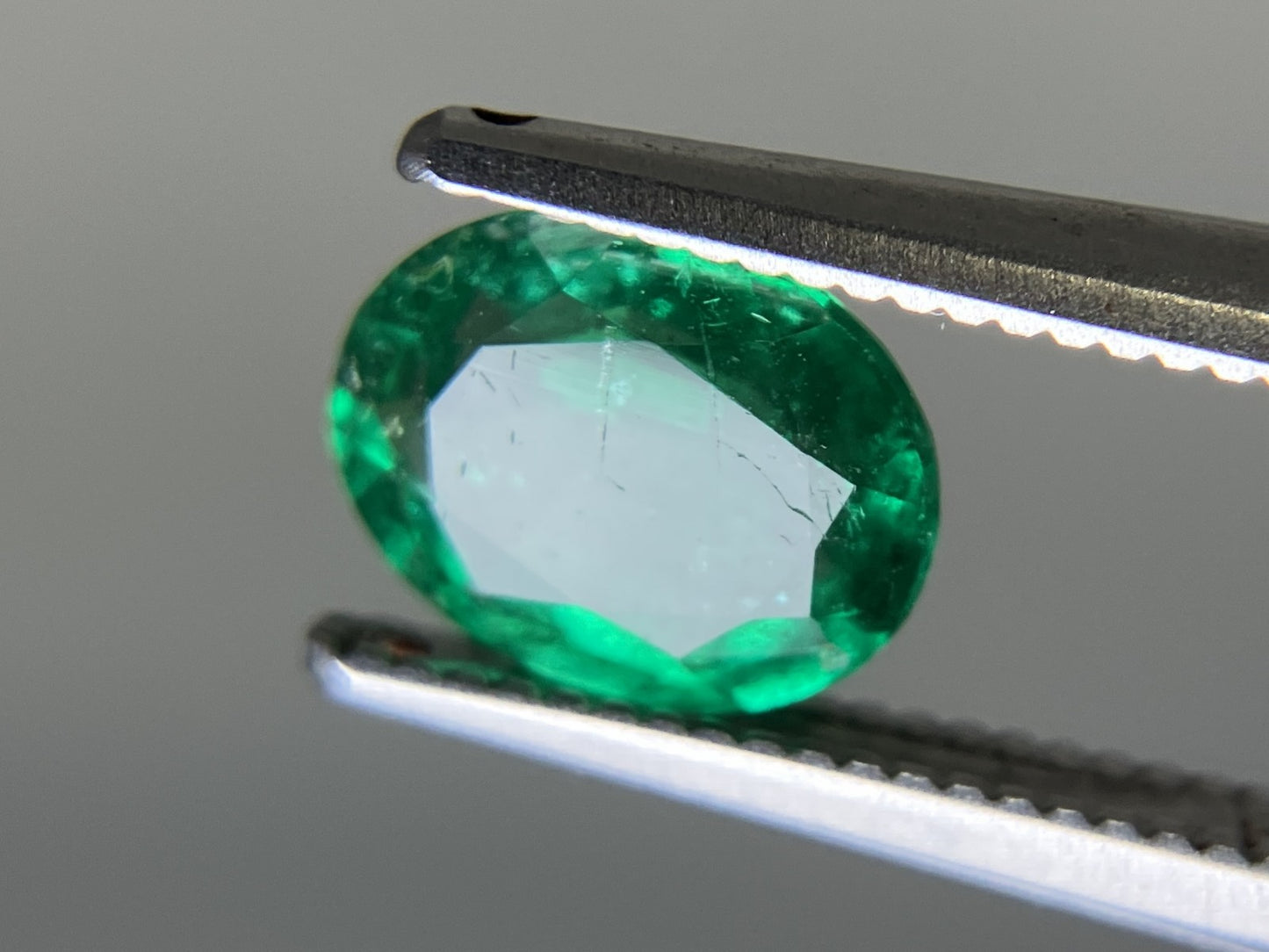 エメラルド 天然 0.972ct 中央宝石ソーティング付き 7.52㎜×5.93㎜×3.18㎜ 天然 ルース（ 裸石 ） 5499YY