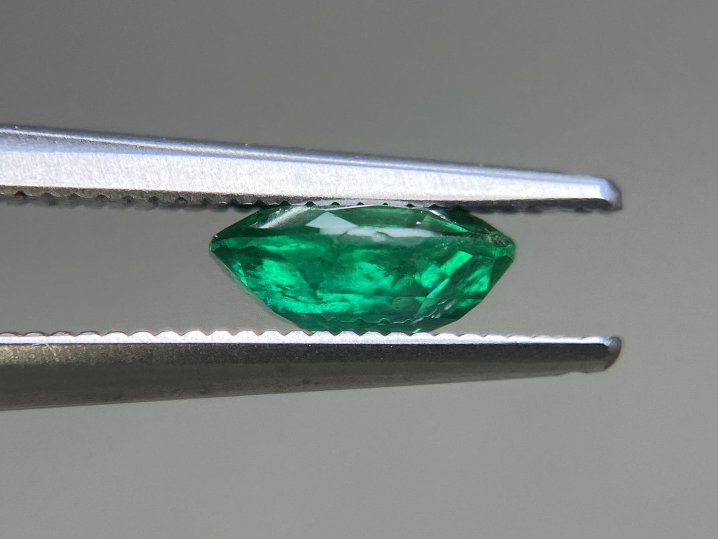 エメラルド 天然 0.972ct 中央宝石ソーティング付き 7.52㎜×5.93㎜×3.18㎜ 天然 ルース（ 裸石 ） 5499YY