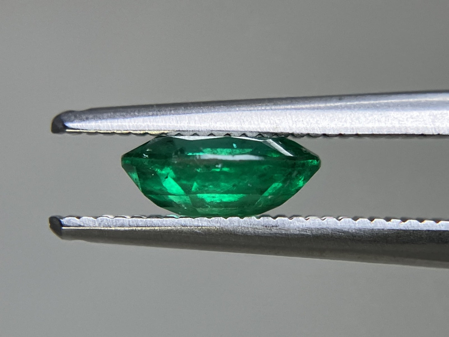 エメラルド 天然 0.972ct 中央宝石ソーティング付き 7.52㎜×5.93㎜×3.18㎜ 天然 ルース（ 裸石 ） 5499YY