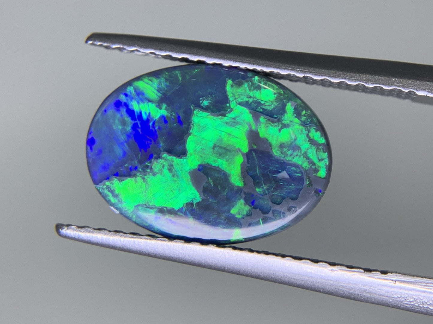 ブラックオパール 1.980ct  宝石ソーティング付き  12.7㎜×9.4㎜×2.6㎜ ルース（ 裸石 ） 2195Y