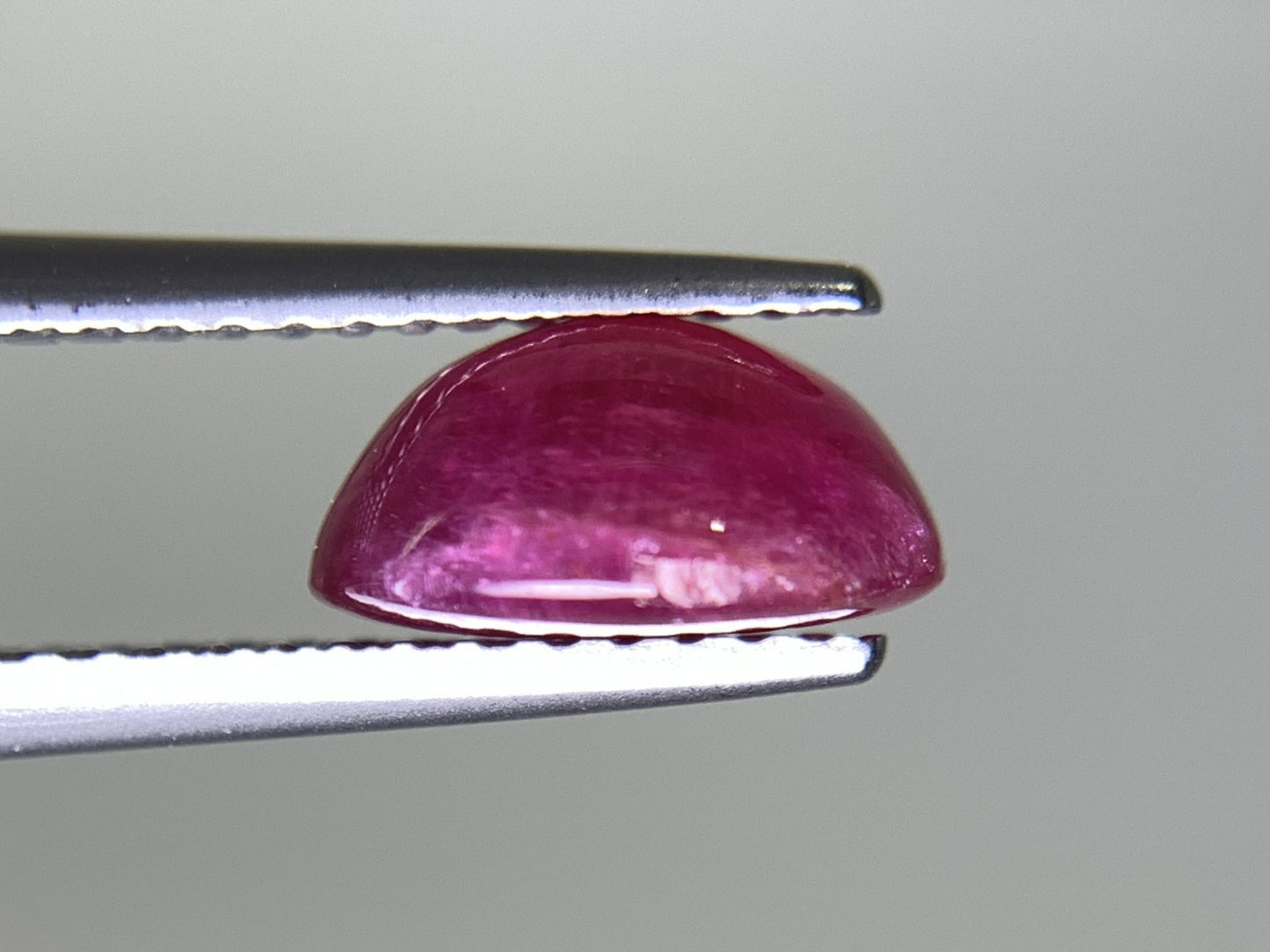 ルビー 2.812ct  宝石ソーティング付き  8.8㎜×6.9㎜×4.4㎜  天然 ルース（ 裸石 ） 4647Y