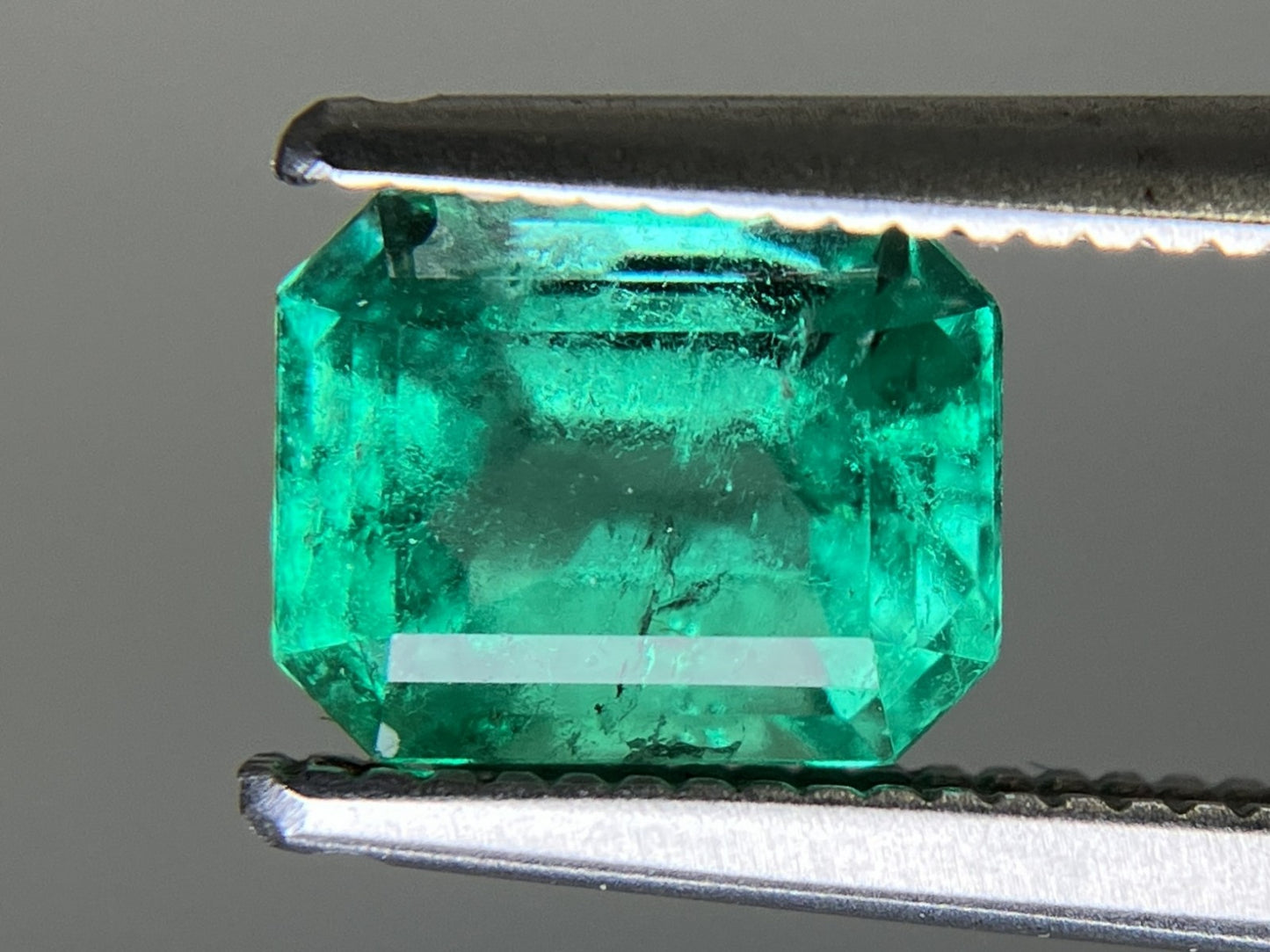 エメラルド  天然  1.223ct  中央宝石ソーティング付き  7.08㎜×5.57㎜×4.52㎜   天然 ルース（ 裸石 ） 5474YY
