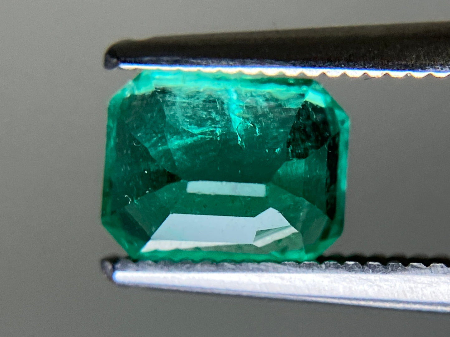 エメラルド  天然  1.223ct  中央宝石ソーティング付き  7.08㎜×5.57㎜×4.52㎜   天然 ルース（ 裸石 ） 5474YY