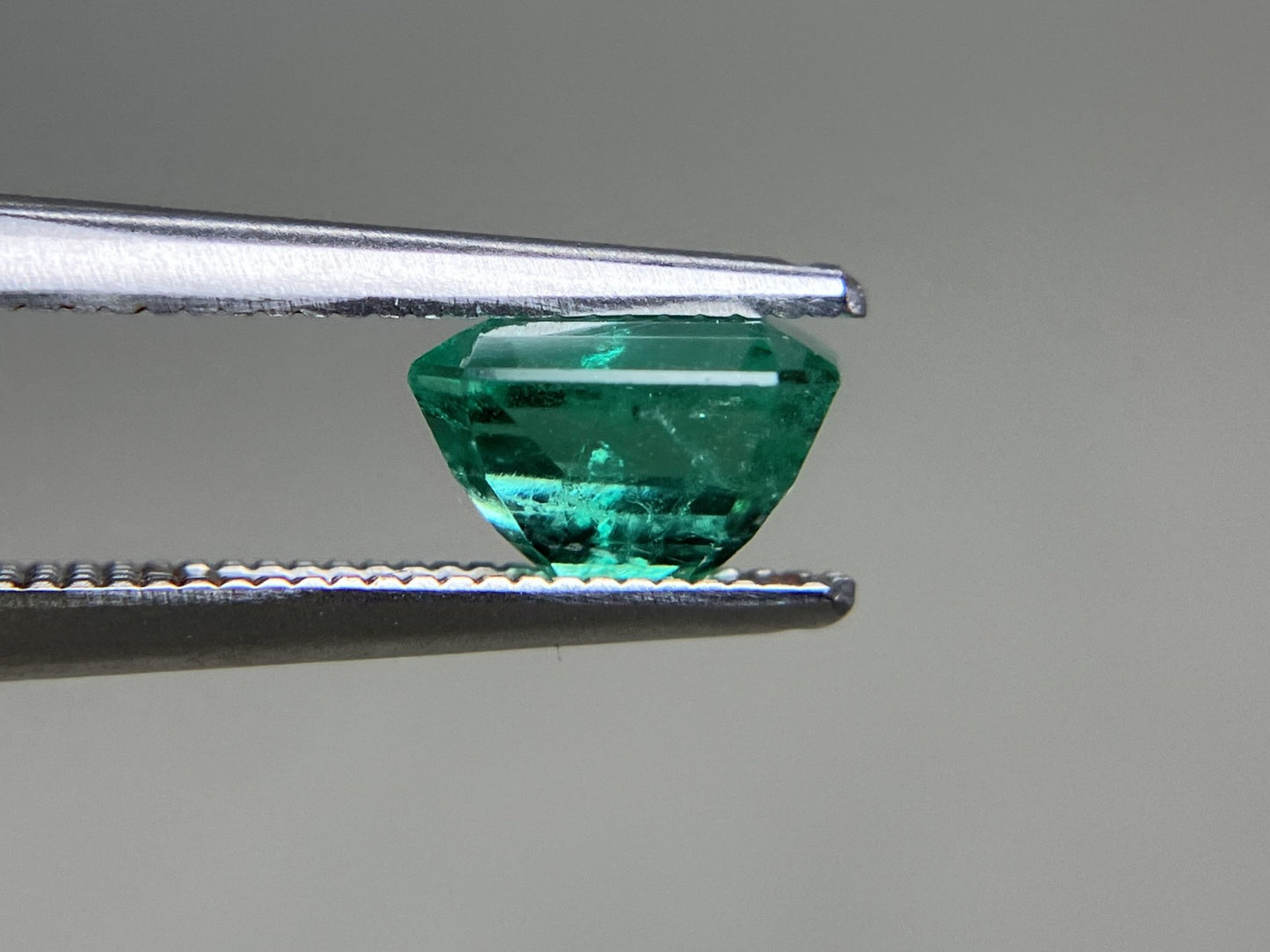 エメラルド  天然  1.223ct  中央宝石ソーティング付き  7.08㎜×5.57㎜×4.52㎜   天然 ルース（ 裸石 ） 5474YY