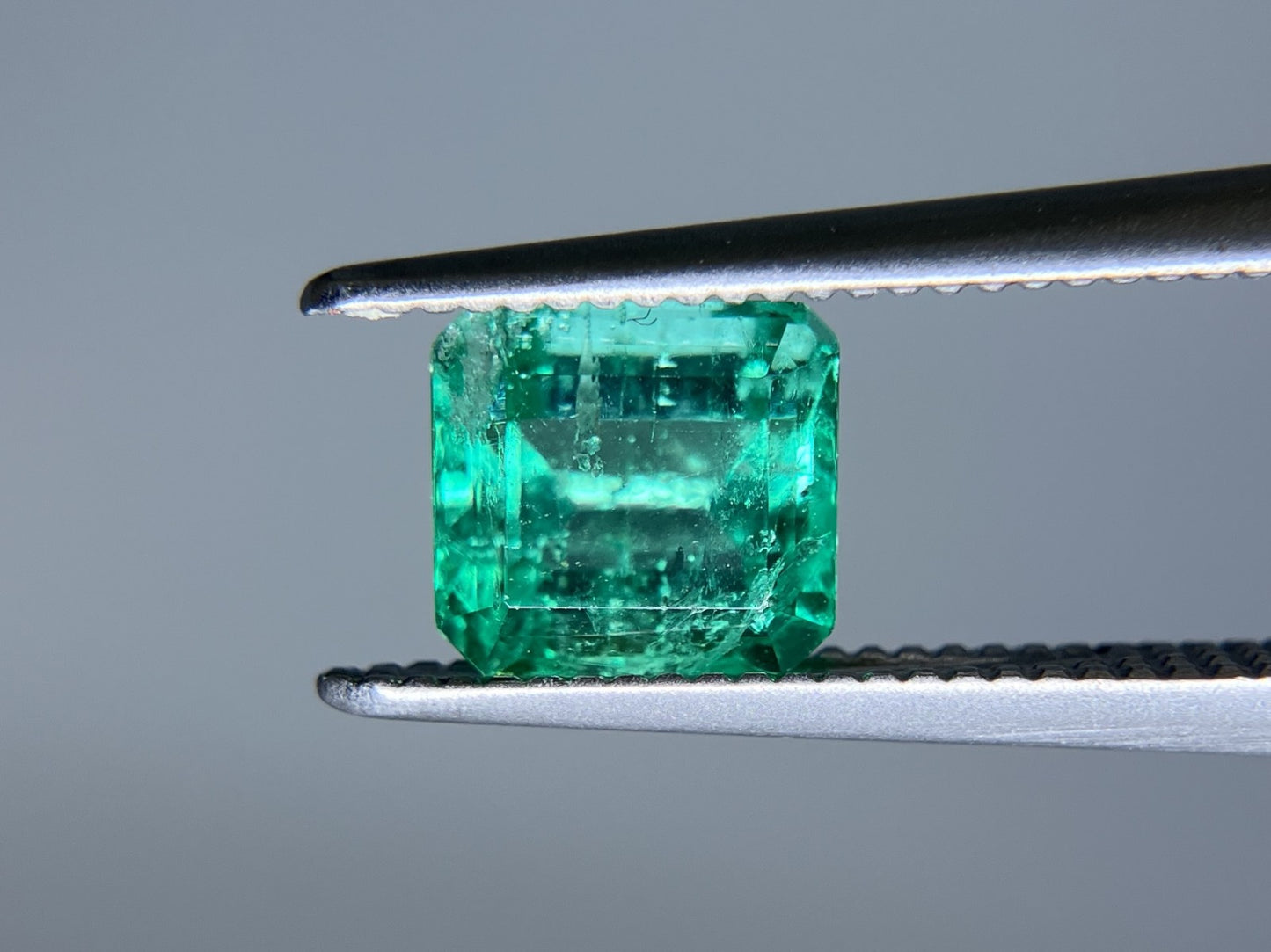 エメラルド 1.012ct 中央宝石ソーティング付き 6.79㎜×6.21㎜×3.80㎜ ルース（ 裸石 ） 3554S