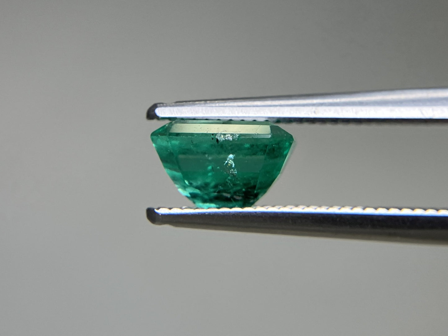エメラルド  天然  1.223ct  中央宝石ソーティング付き  7.08㎜×5.57㎜×4.52㎜   天然 ルース（ 裸石 ） 5474YY