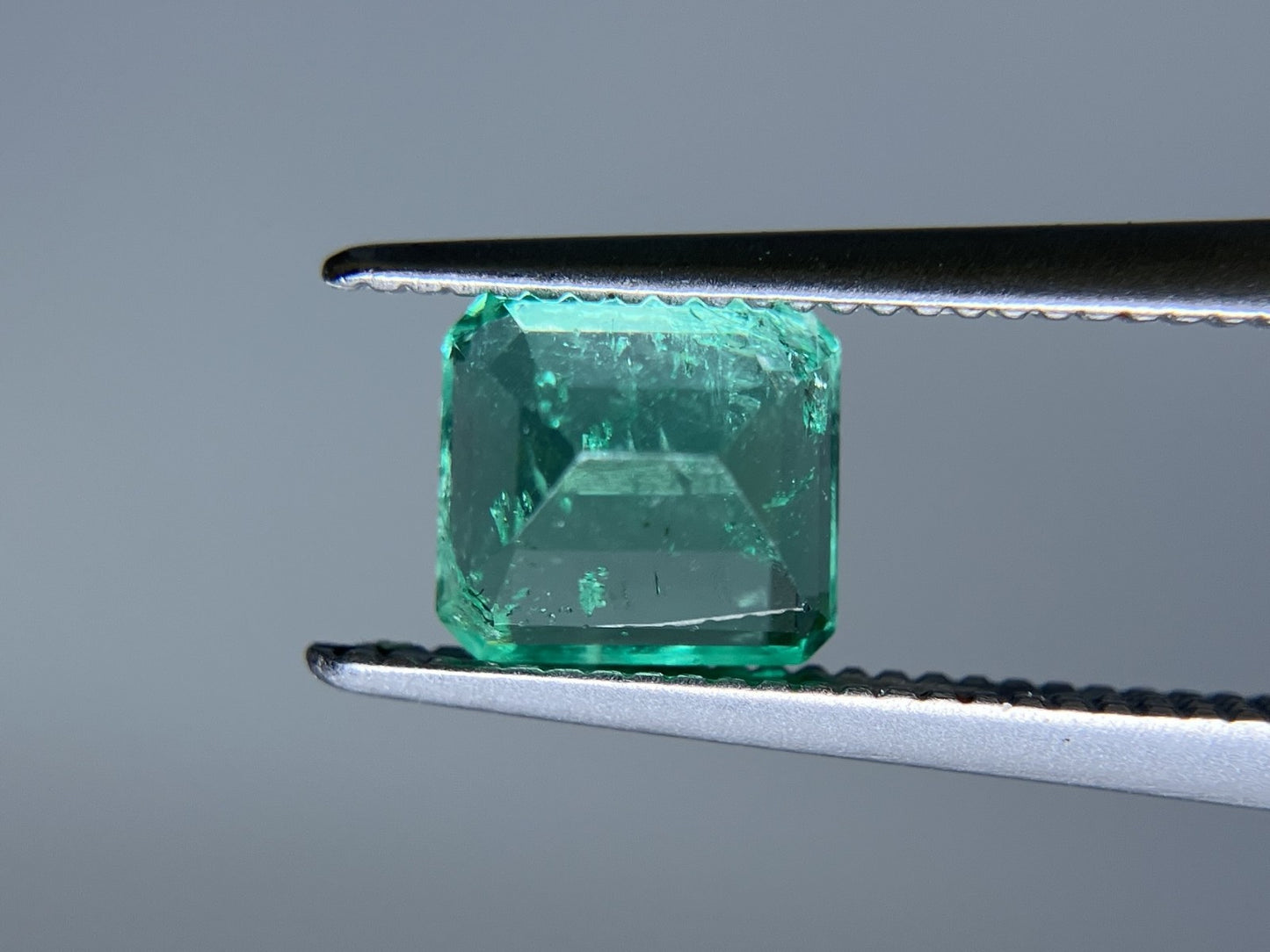 エメラルド 1.012ct 中央宝石ソーティング付き 6.79㎜×6.21㎜×3.80㎜ ルース（ 裸石 ） 3554S