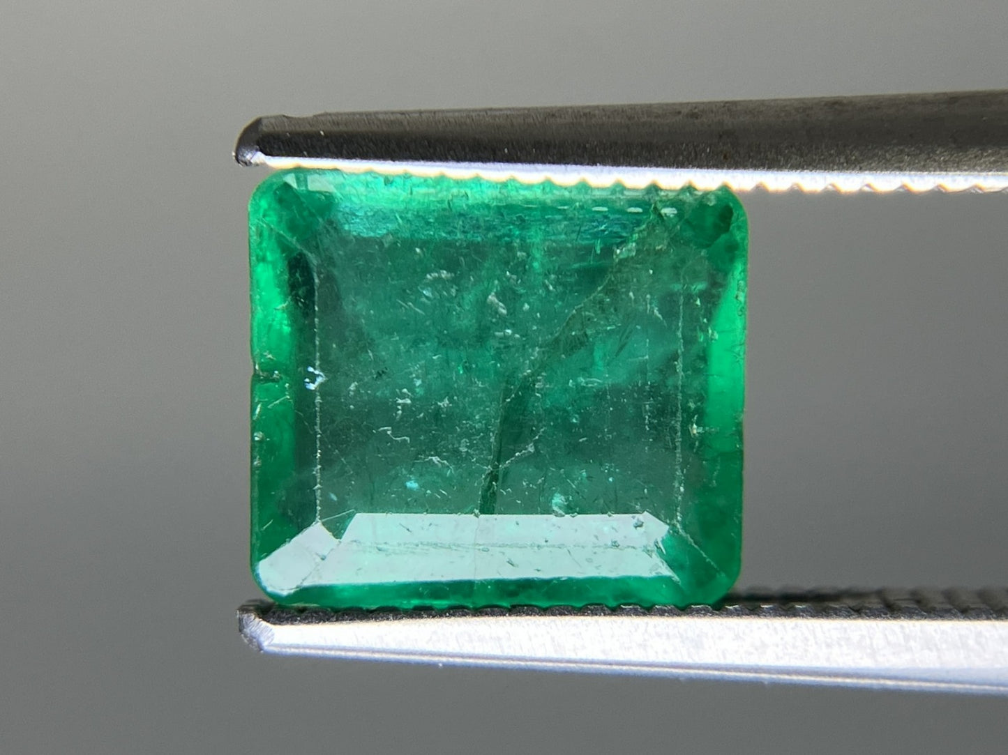 エメラルド 天然 2.738ct 中央宝石ソーティング付き 8.63㎜×7.63㎜×4.51㎜ 天然 ルース（ 裸石 ） 5488YY