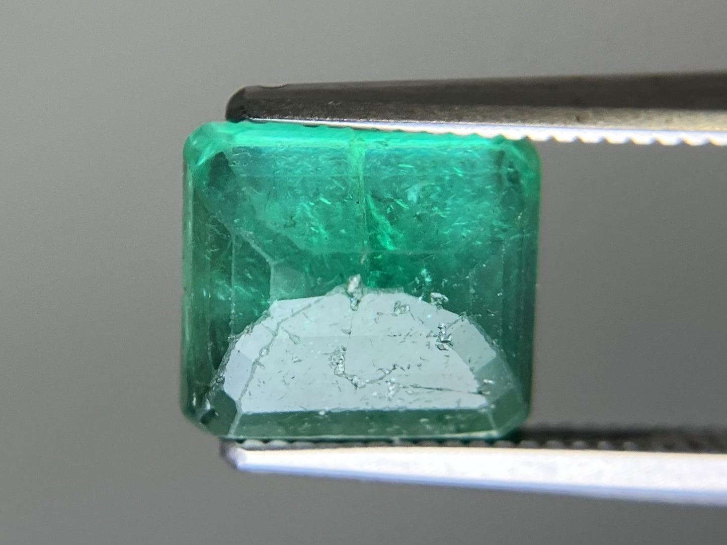 エメラルド 天然 2.738ct 中央宝石ソーティング付き 8.63㎜×7.63㎜×4.51㎜ 天然 ルース（ 裸石 ） 5488YY