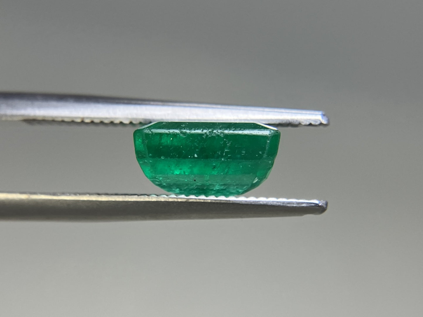 エメラルド 天然 2.738ct 中央宝石ソーティング付き 8.63㎜×7.63㎜×4.51㎜ 天然 ルース（ 裸石 ） 5488YY