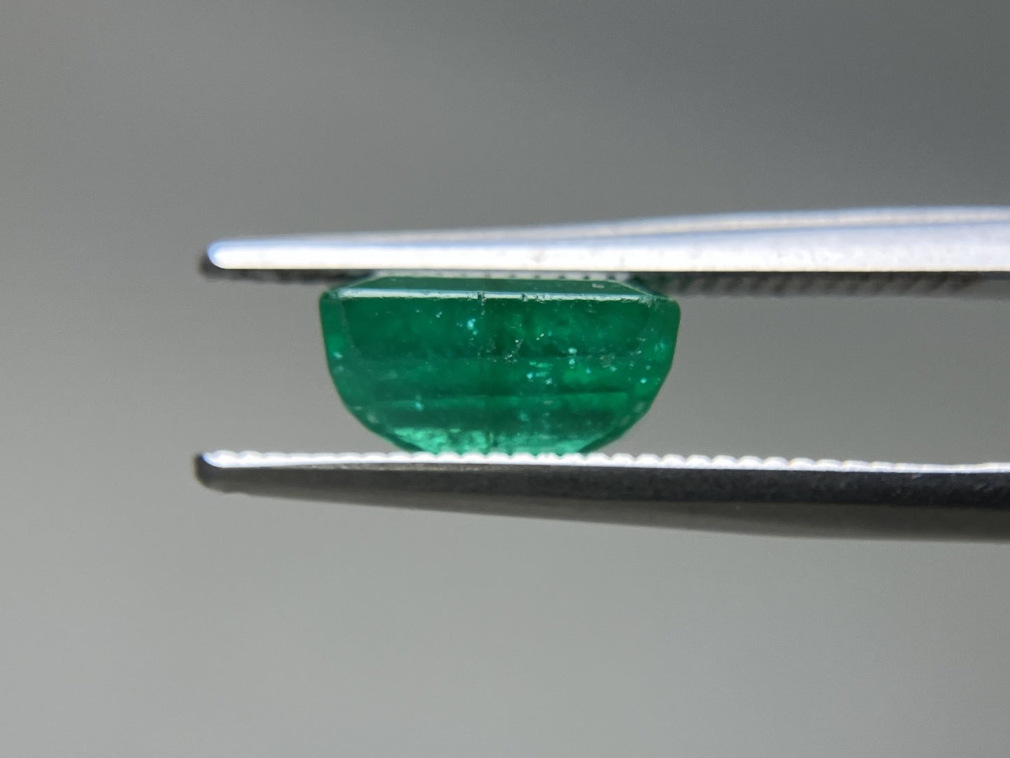 エメラルド 天然 2.738ct 中央宝石ソーティング付き 8.63㎜×7.63㎜×4.51㎜ 天然 ルース（ 裸石 ） 5488YY
