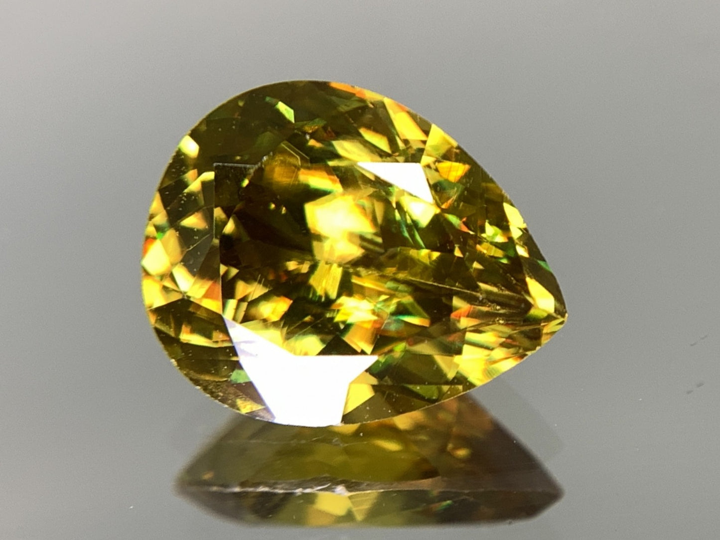 スフェーン 2.833ct  中央宝石ソーティング付き  10.52㎜×8.44㎜×5.12㎜  天然 ルース（ 裸石 ） 4265Y