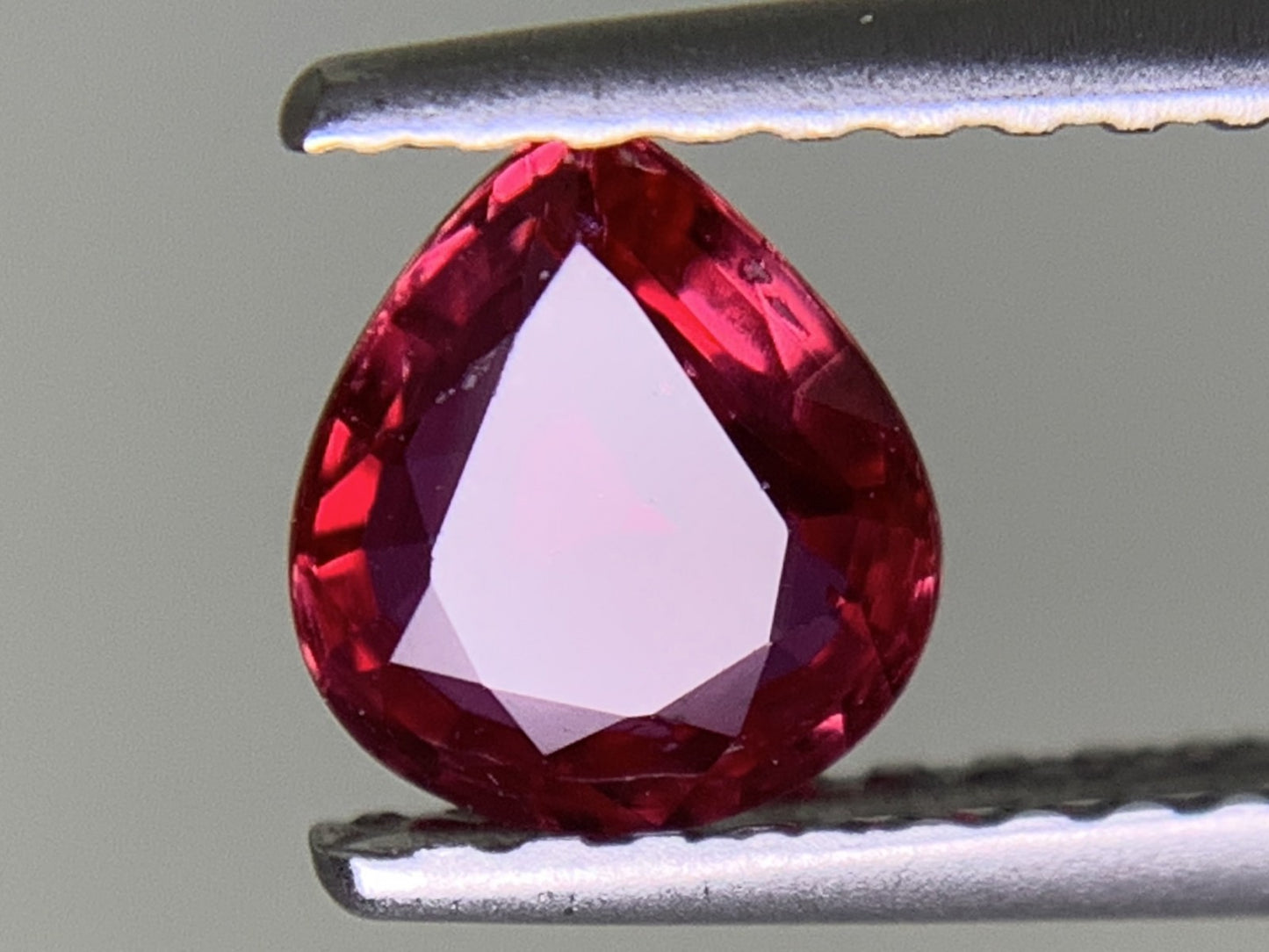 ルビー 天然 0.628ct 中央宝石ソーティング付き 5.96㎜×5.20㎜×2.25㎜ ルース（ 裸石 ） 6199Y