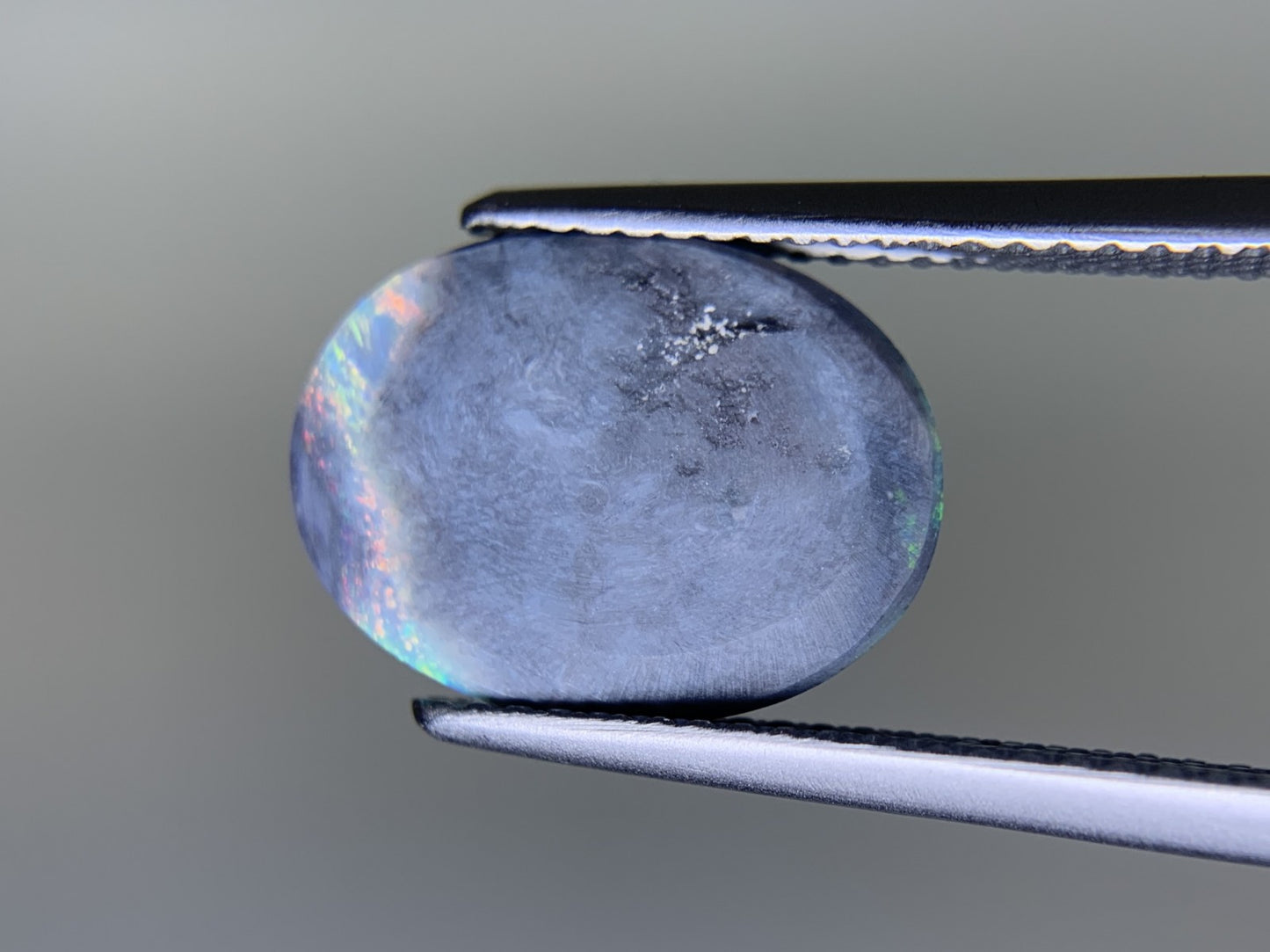 ブラックオパール 2.277ct  中央宝石ソーティング付き  13.5㎜×10.2㎜×2.6㎜  ルース（ 裸石 ） 3783Y