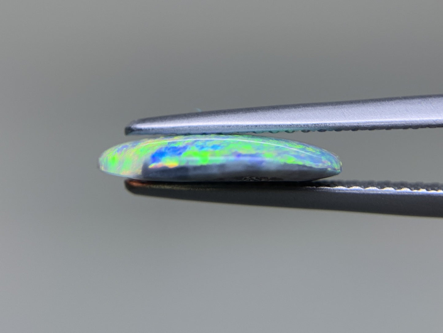ブラックオパール 2.277ct  中央宝石ソーティング付き  13.5㎜×10.2㎜×2.6㎜  ルース（ 裸石 ） 3783Y