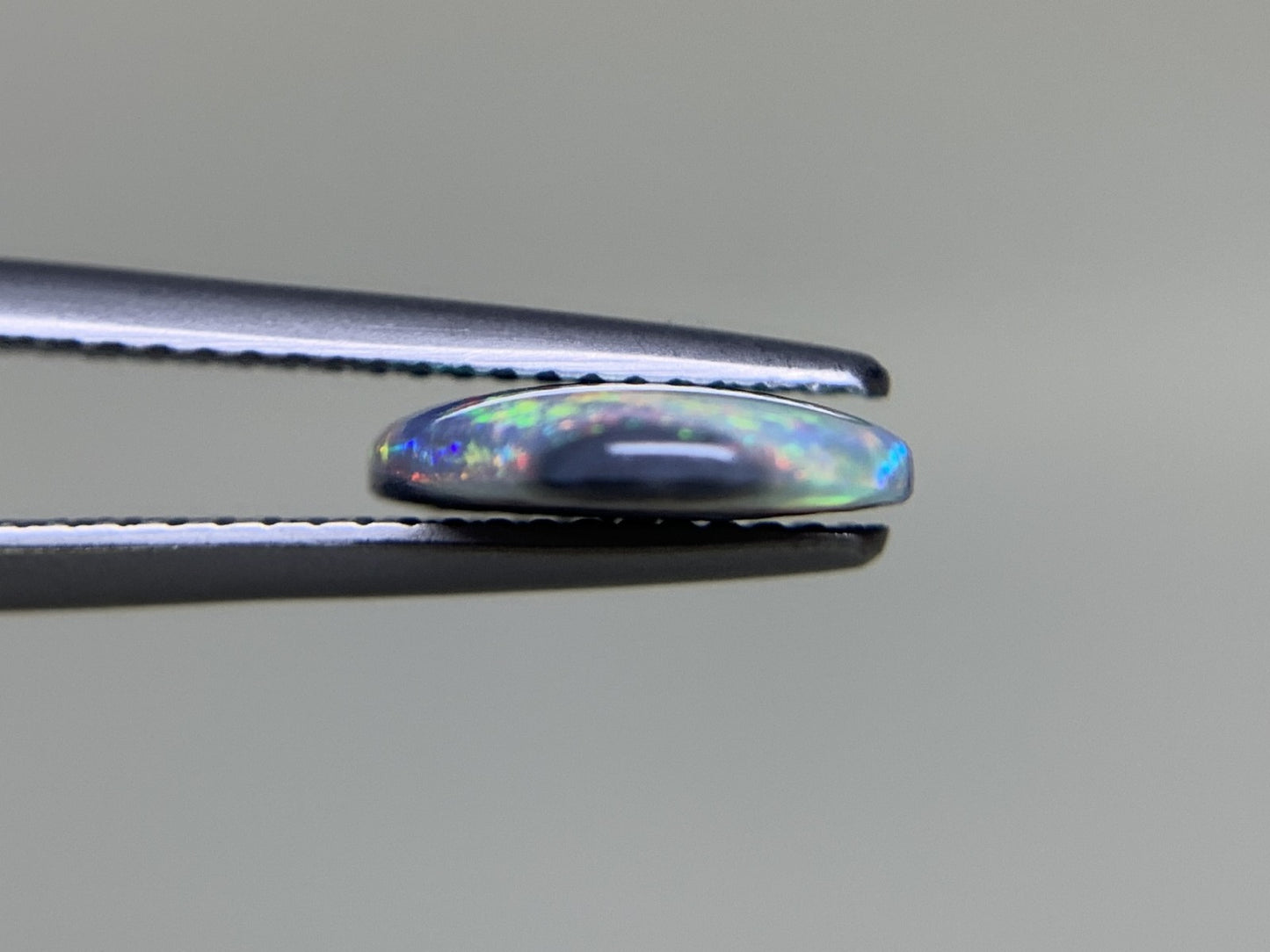 ブラックオパール 2.277ct  中央宝石ソーティング付き  13.5㎜×10.2㎜×2.6㎜  ルース（ 裸石 ） 3783Y
