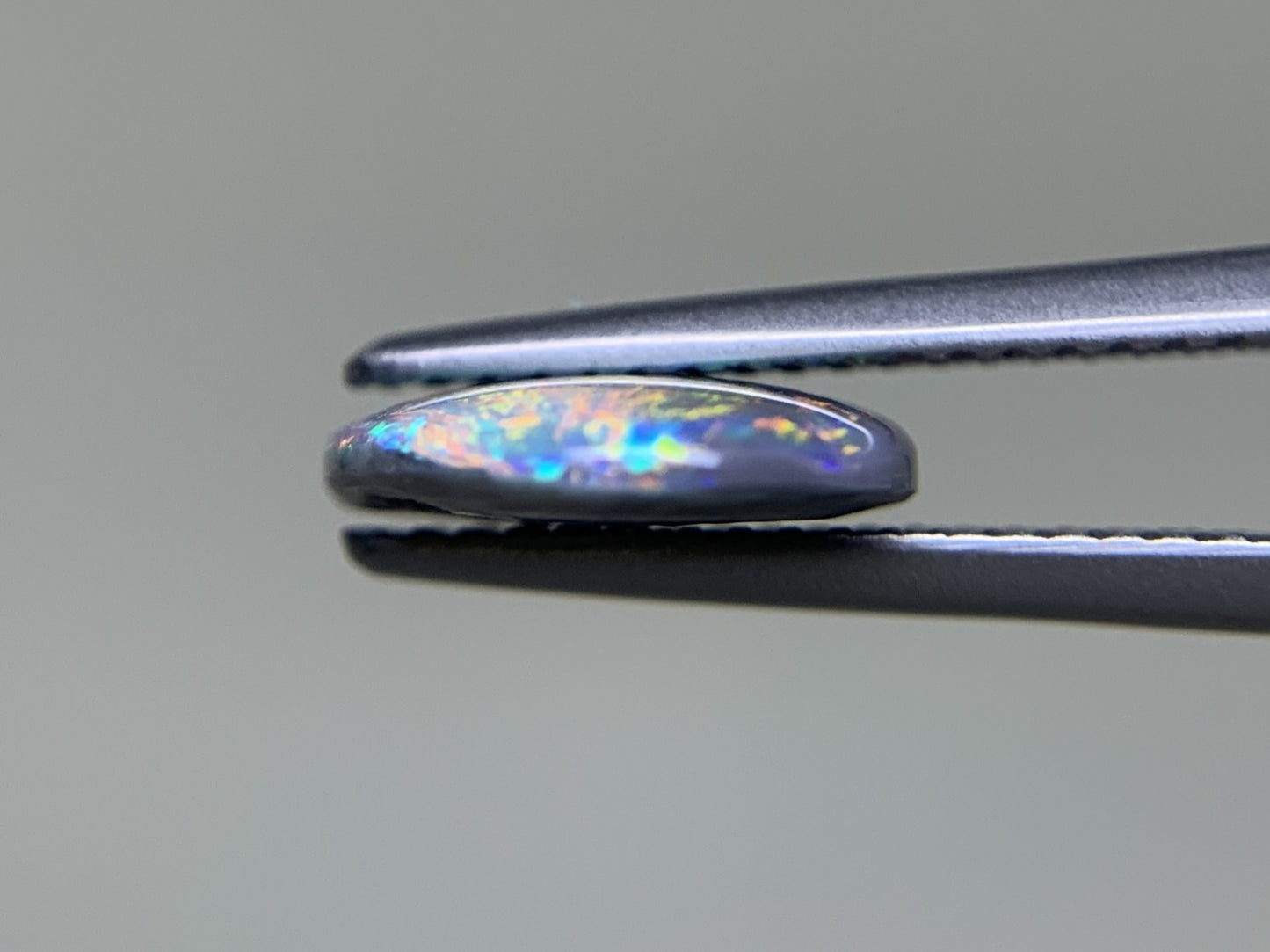 ブラックオパール 2.277ct  中央宝石ソーティング付き  13.5㎜×10.2㎜×2.6㎜  ルース（ 裸石 ） 3783Y