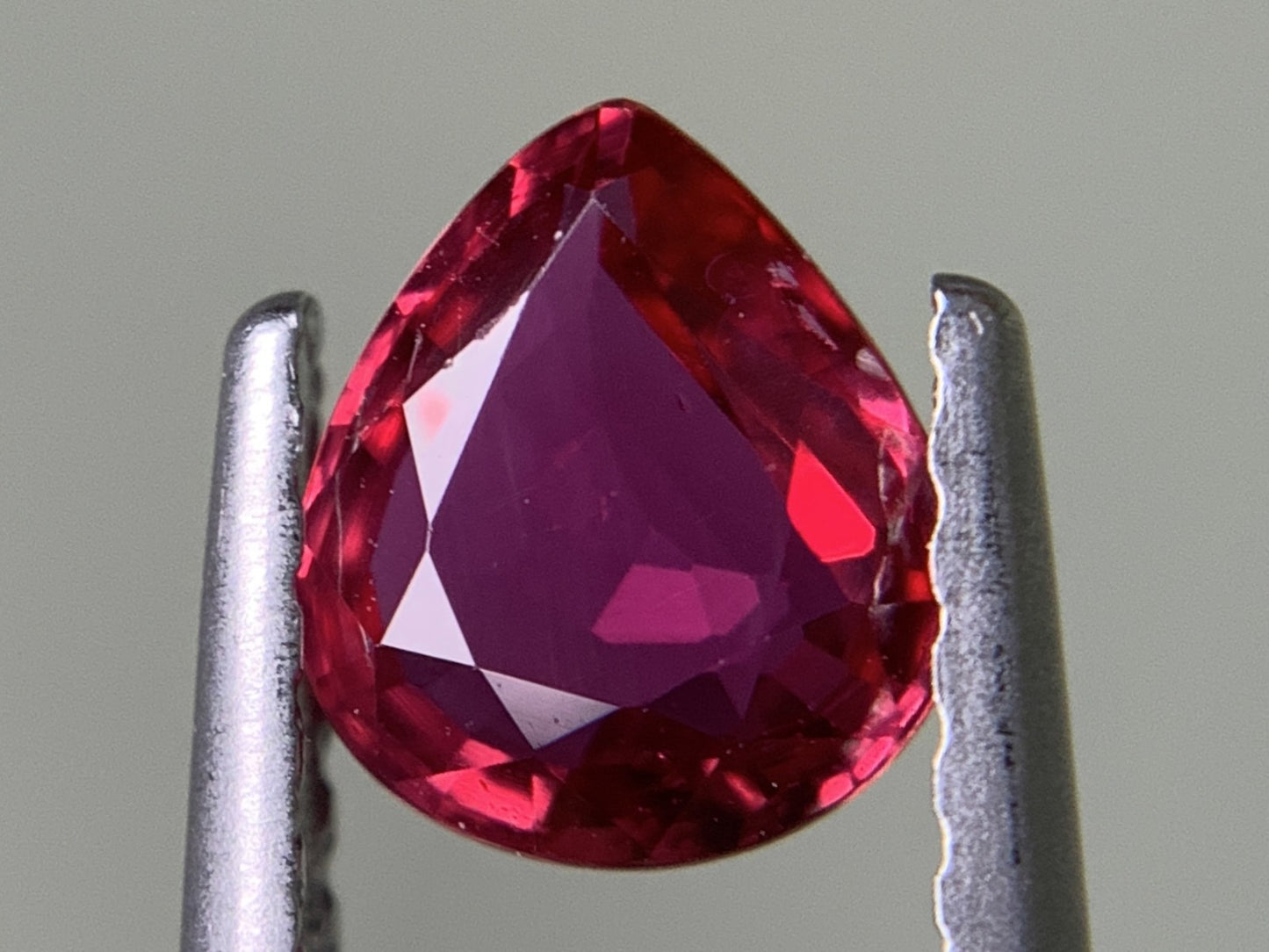 ルビー 天然 0.628ct 中央宝石ソーティング付き 5.96㎜×5.20㎜×2.25㎜ ルース（ 裸石 ） 6199Y