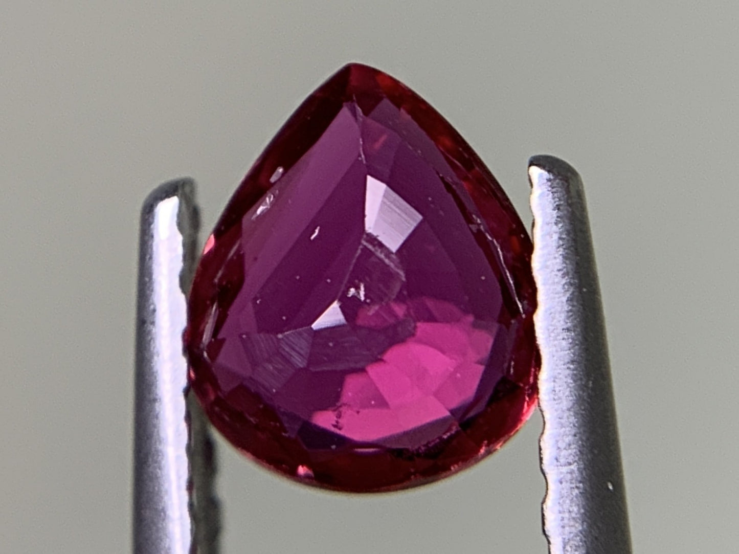 ルビー 天然 0.628ct 中央宝石ソーティング付き 5.96㎜×5.20㎜×2.25㎜ ルース（ 裸石 ） 6199Y