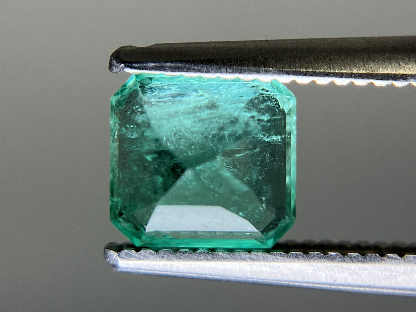 エメラルド  天然  1.089ct  中央宝石ソーティング付き  6.12㎜×5.81㎜×4.70㎜   天然 ルース（ 裸石 ） 5486YY