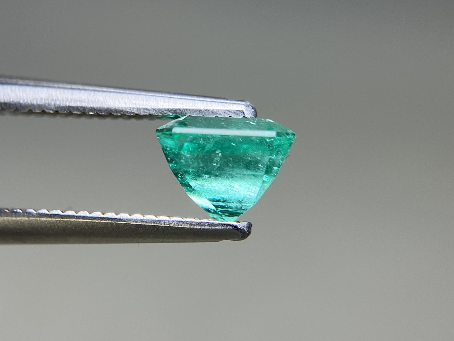 エメラルド  天然  1.089ct  中央宝石ソーティング付き  6.12㎜×5.81㎜×4.70㎜   天然 ルース（ 裸石 ） 5486YY