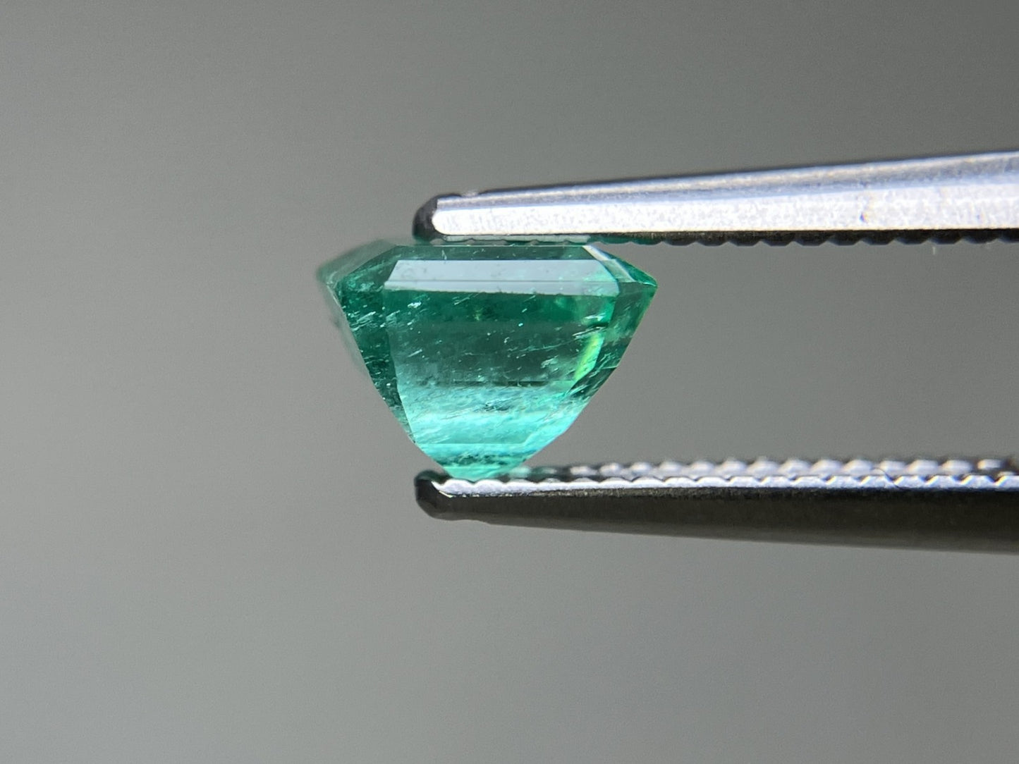 エメラルド  天然  1.089ct  中央宝石ソーティング付き  6.12㎜×5.81㎜×4.70㎜   天然 ルース（ 裸石 ） 5486YY