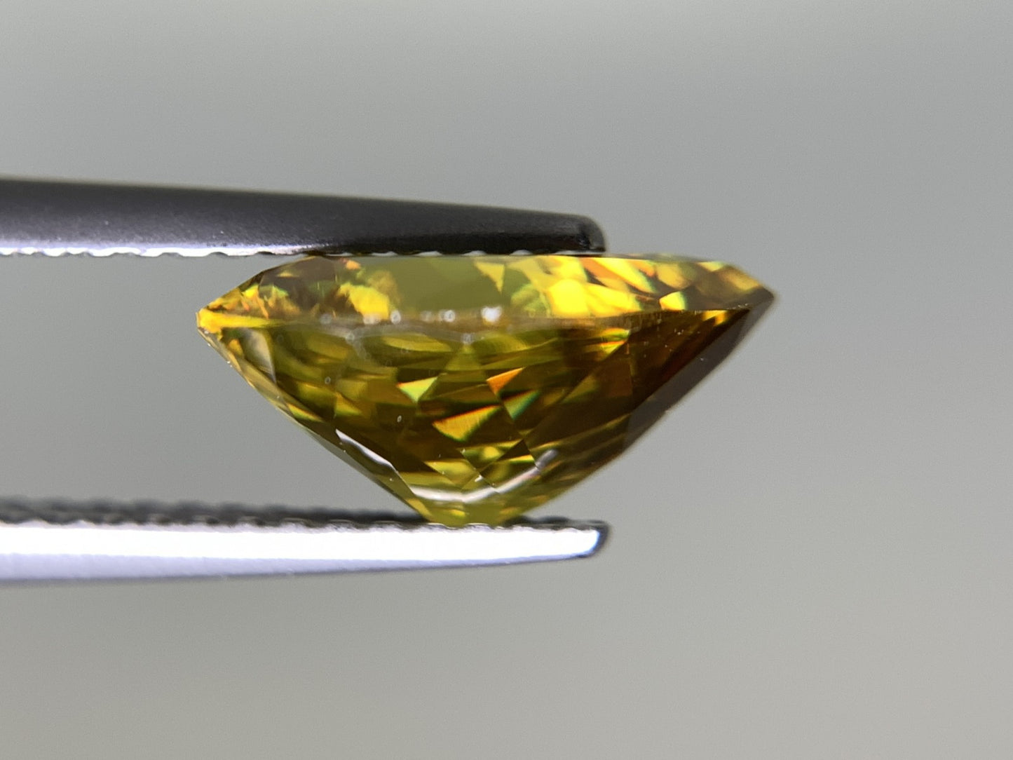 スフェーン 2.833ct  中央宝石ソーティング付き  10.52㎜×8.44㎜×5.12㎜  天然 ルース（ 裸石 ） 4265Y