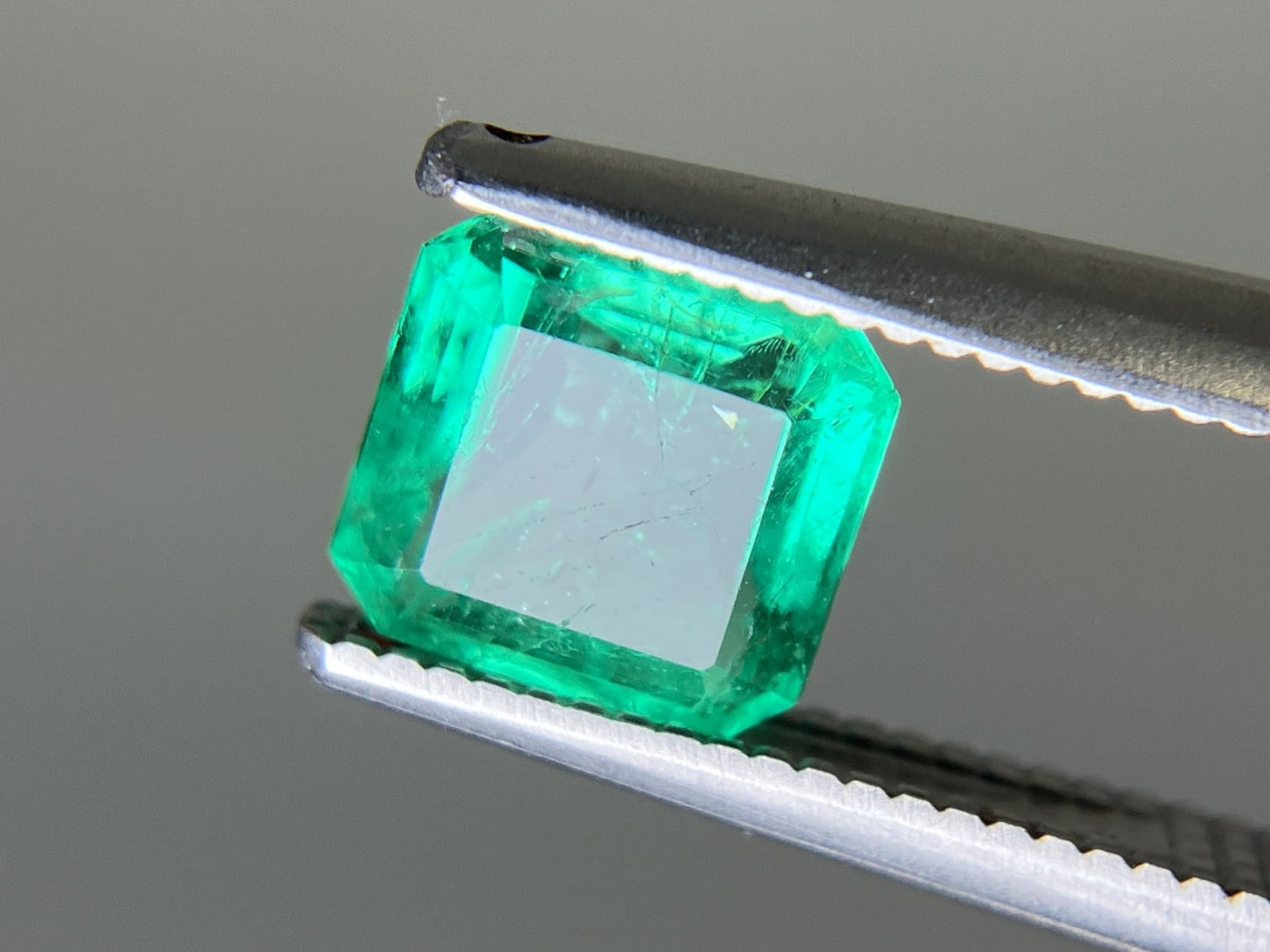 エメラルド  天然  1.006ct  中央宝石ソーティング付き  6.31㎜×5.89㎜×3.54㎜   天然 ルース（ 裸石 ） 5564YY