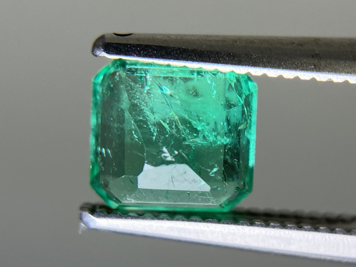 エメラルド  天然  1.006ct  中央宝石ソーティング付き  6.31㎜×5.89㎜×3.54㎜   天然 ルース（ 裸石 ） 5564YY