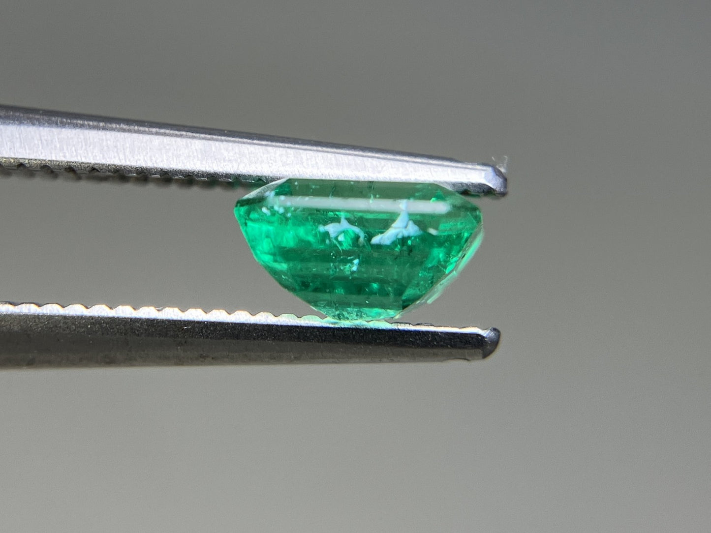 エメラルド  天然  1.006ct  中央宝石ソーティング付き  6.31㎜×5.89㎜×3.54㎜   天然 ルース（ 裸石 ） 5564YY