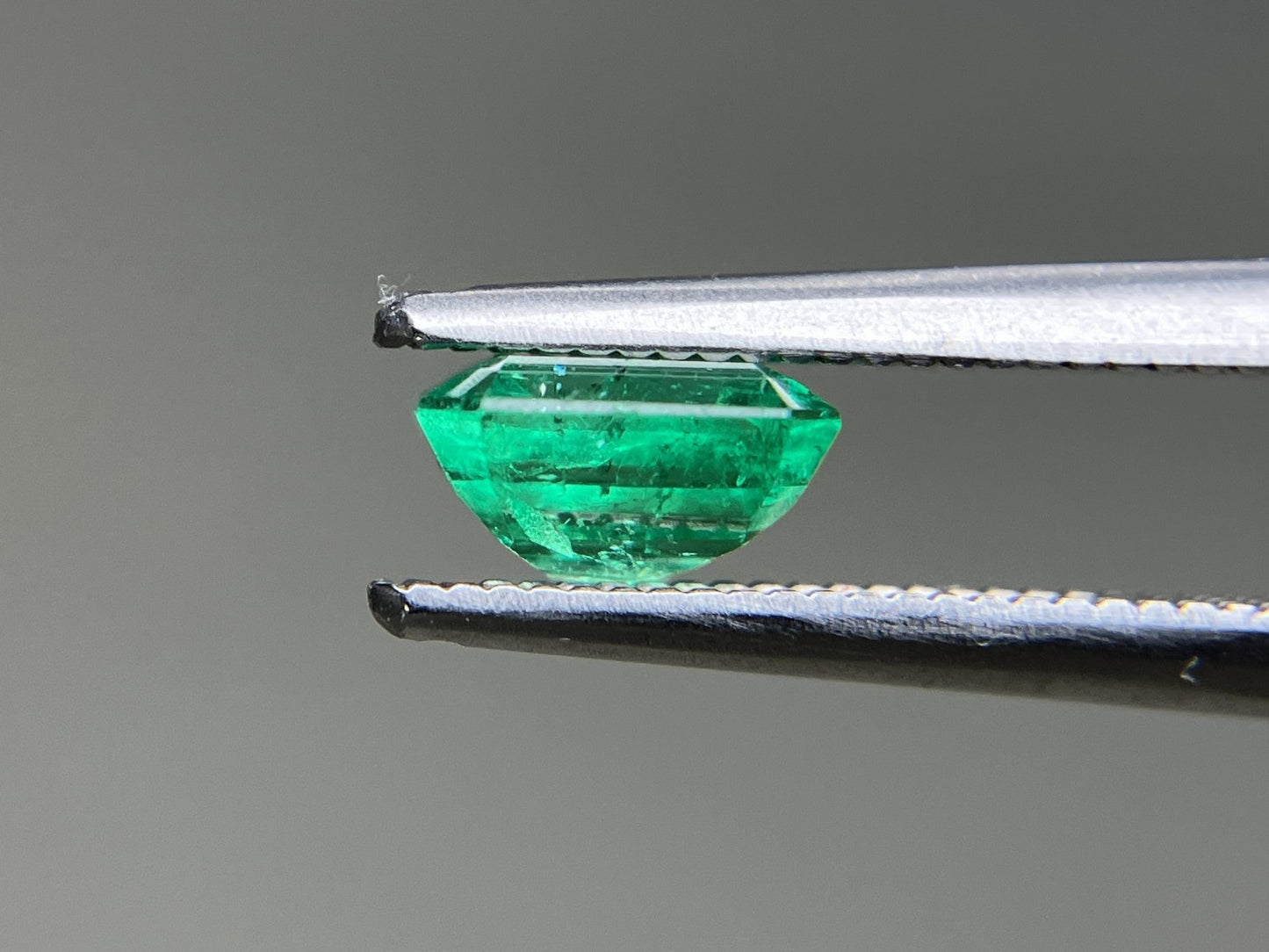 エメラルド  天然  1.006ct  中央宝石ソーティング付き  6.31㎜×5.89㎜×3.54㎜   天然 ルース（ 裸石 ） 5564YY