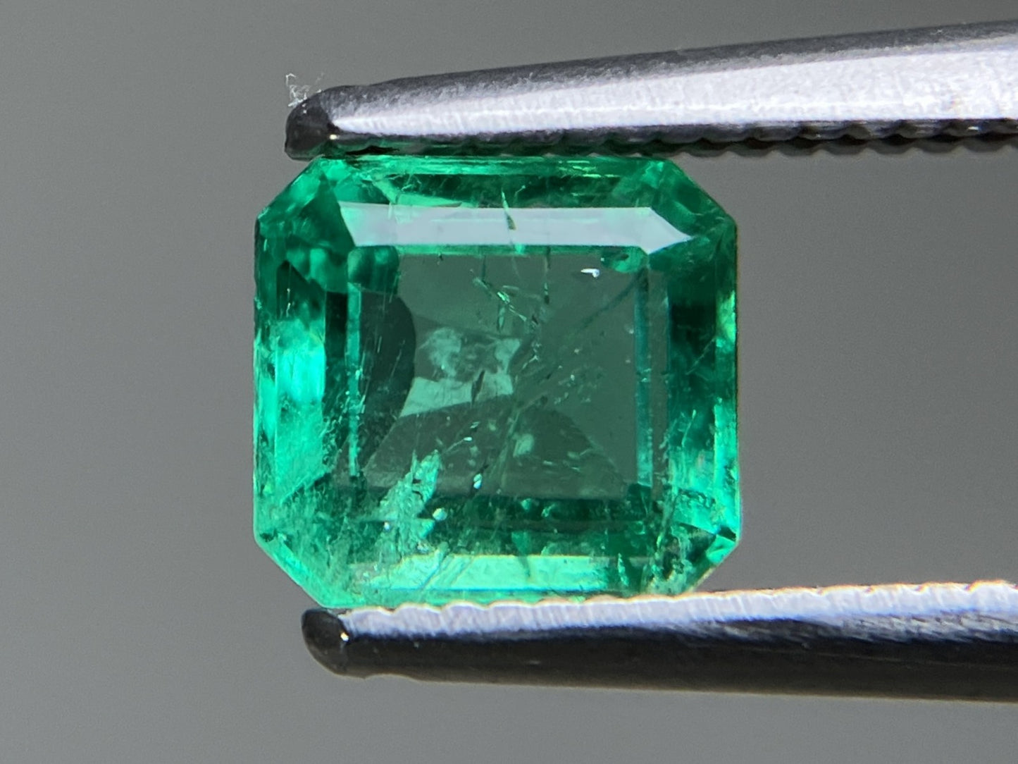 エメラルド  天然  1.006ct  中央宝石ソーティング付き  6.31㎜×5.89㎜×3.54㎜   天然 ルース（ 裸石 ） 5564YY